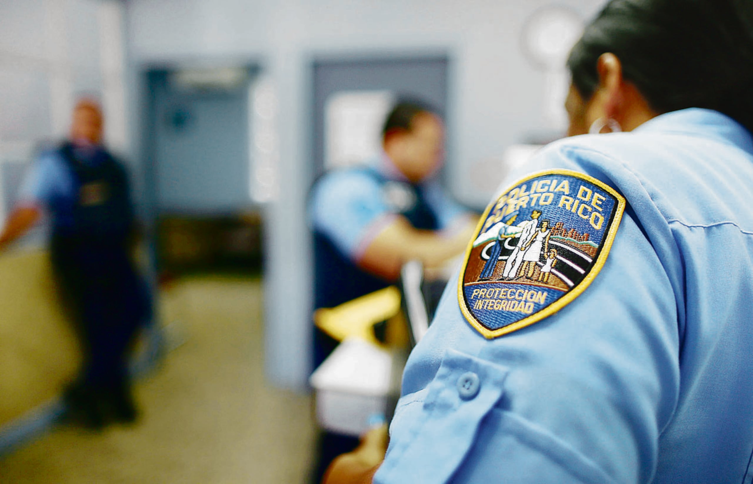 Agentes de Homicidios de Ponce investigan.