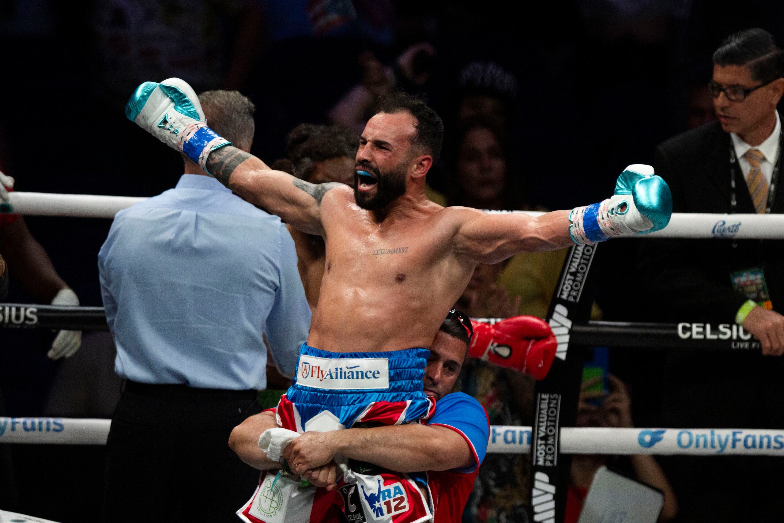 Christopher "Pitufo" Díaz celebra tras noquear a Headly Scott en el Coliseo de Puerto Rico.