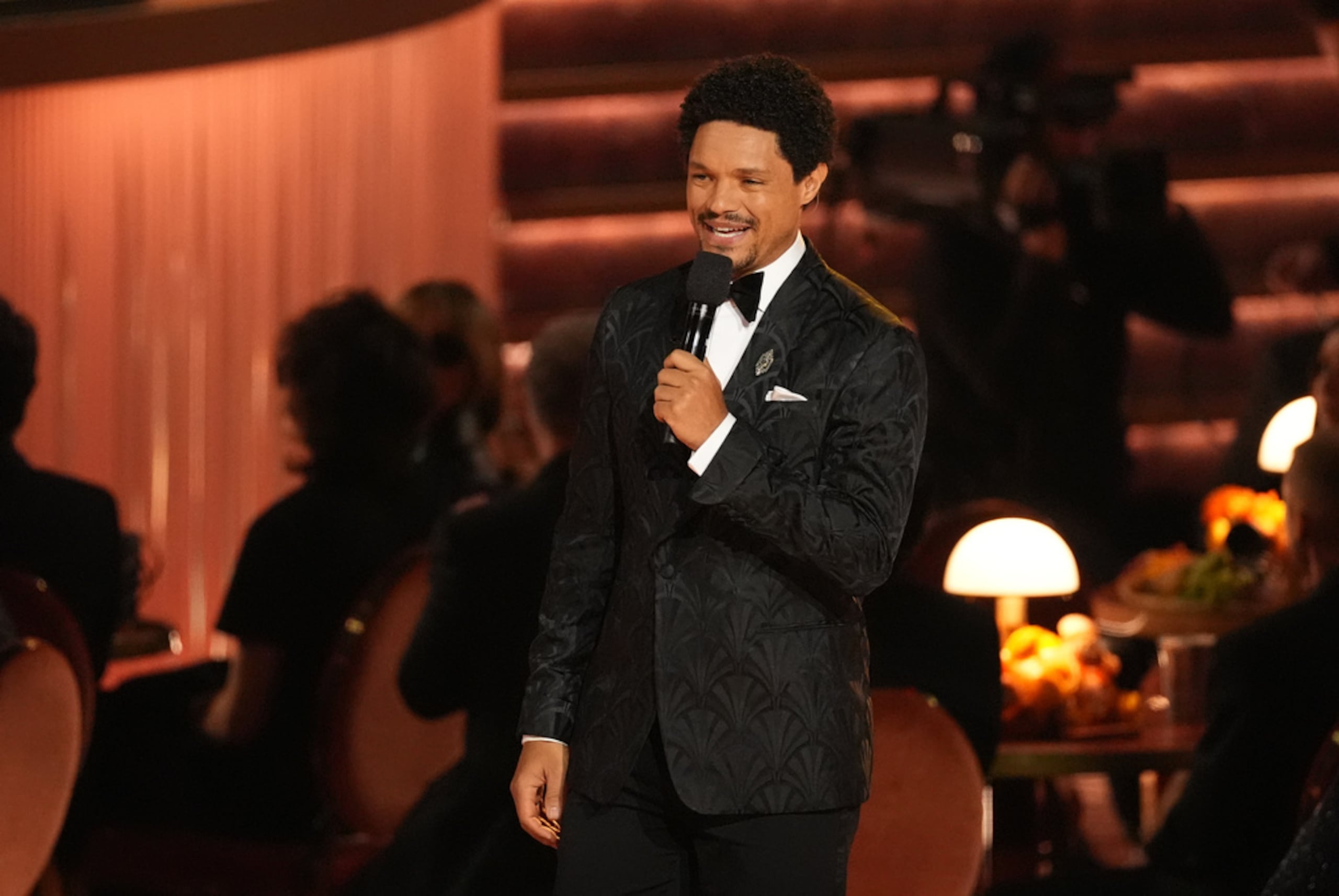 El presentador Trevor Noah habla durante la entrega de los premios Grammy 2026 en Los Ángeles.