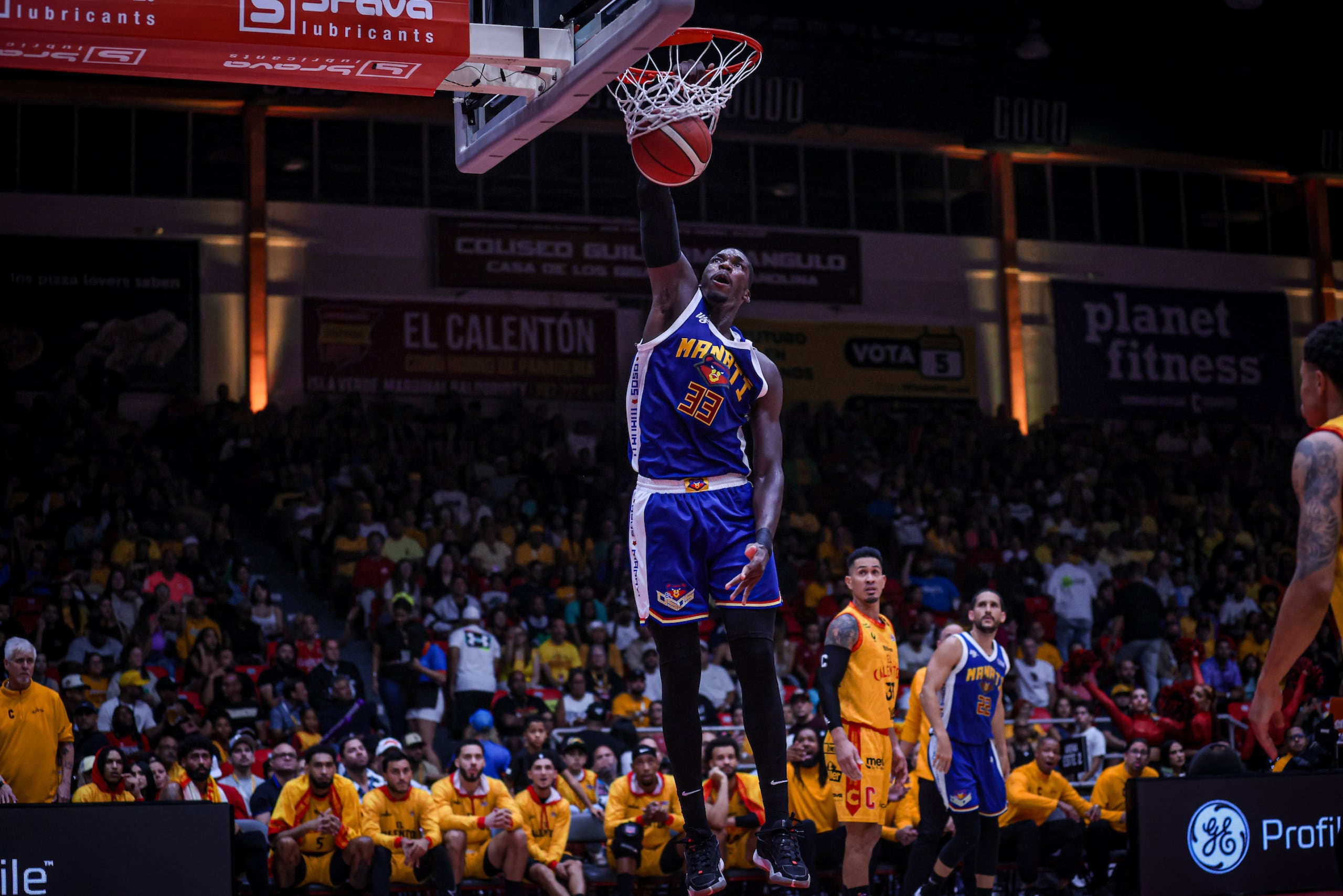 Cheick Diallo, refuerzo de los Osos, donquea un balón en el primer juego de la serie semifinal contra los Gigantes.