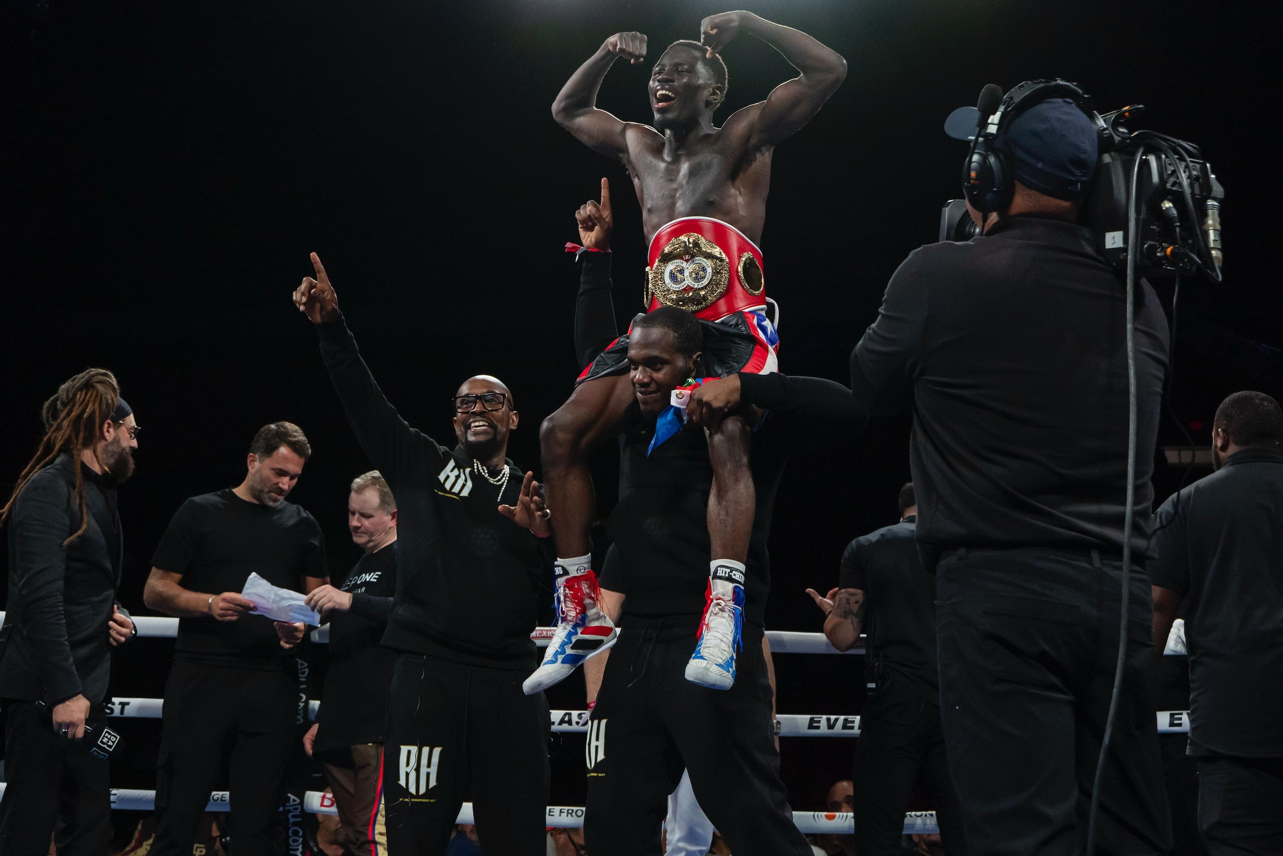 Richardson Hitchins celebra con su nuevo campeonato mundial wélter de la FIB.