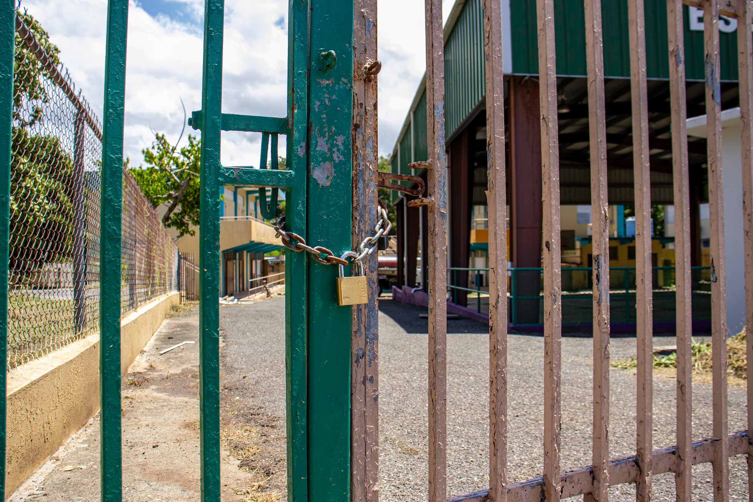 San Germán, Puerto Rico (8 de julio de 2025). Breaking News. Recorrido por la escuela Amina Tio de Malaret en San Germán, Puerto Rico, después de su cierre oficial. En la foto, candado y cadena en el portón de la entrada de la Escuela Amina Tio de Maralet en San Germán, Puerto Rico. Foto por Enrique Muchacho/Especial para El Nuevo Día.