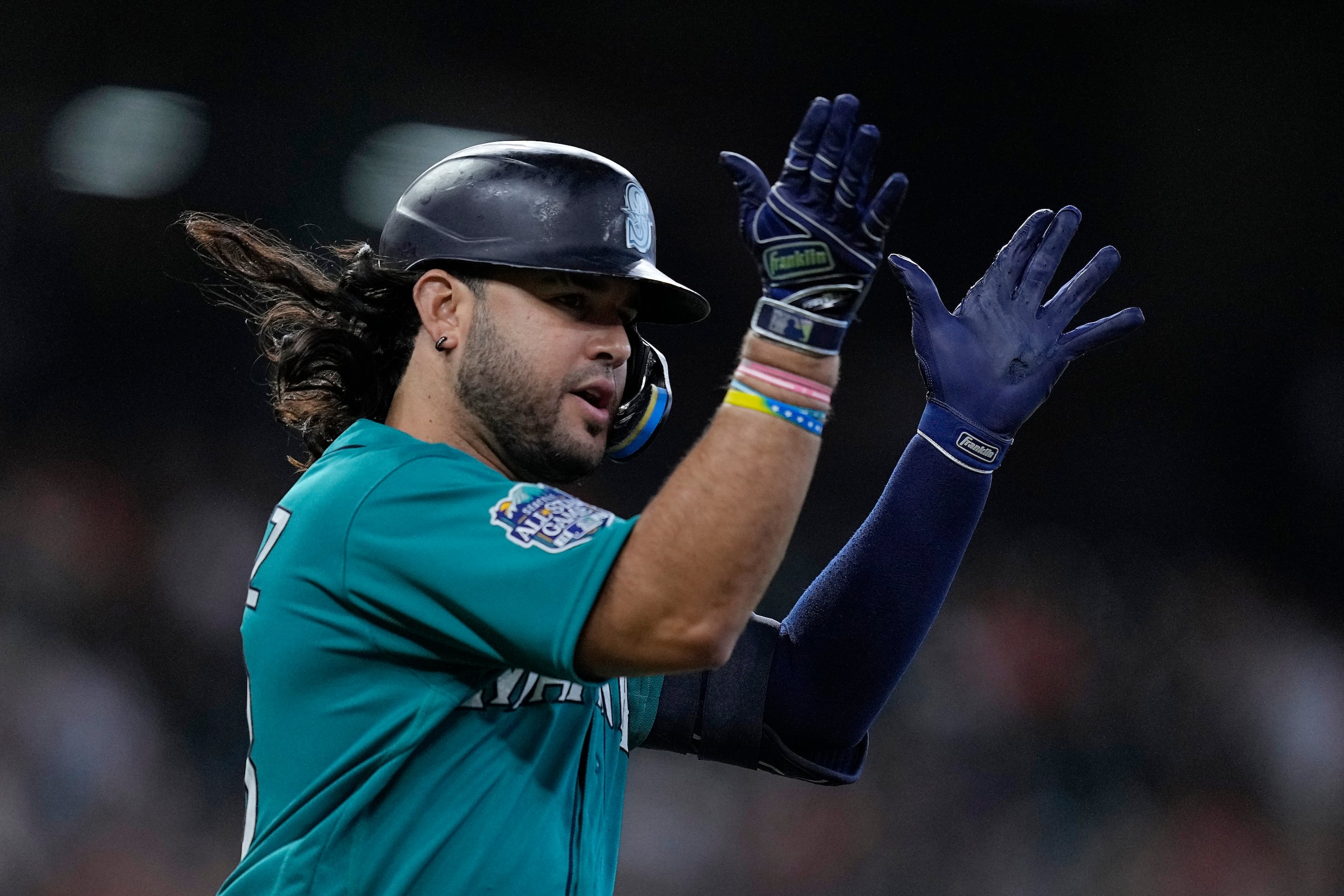 Eugenio Suárez, de los Mariners, celebra luego de dar un cuadrangular de dos carreras ante los Astros en la eventual victoria de los Mariners 7-6 este domingo.