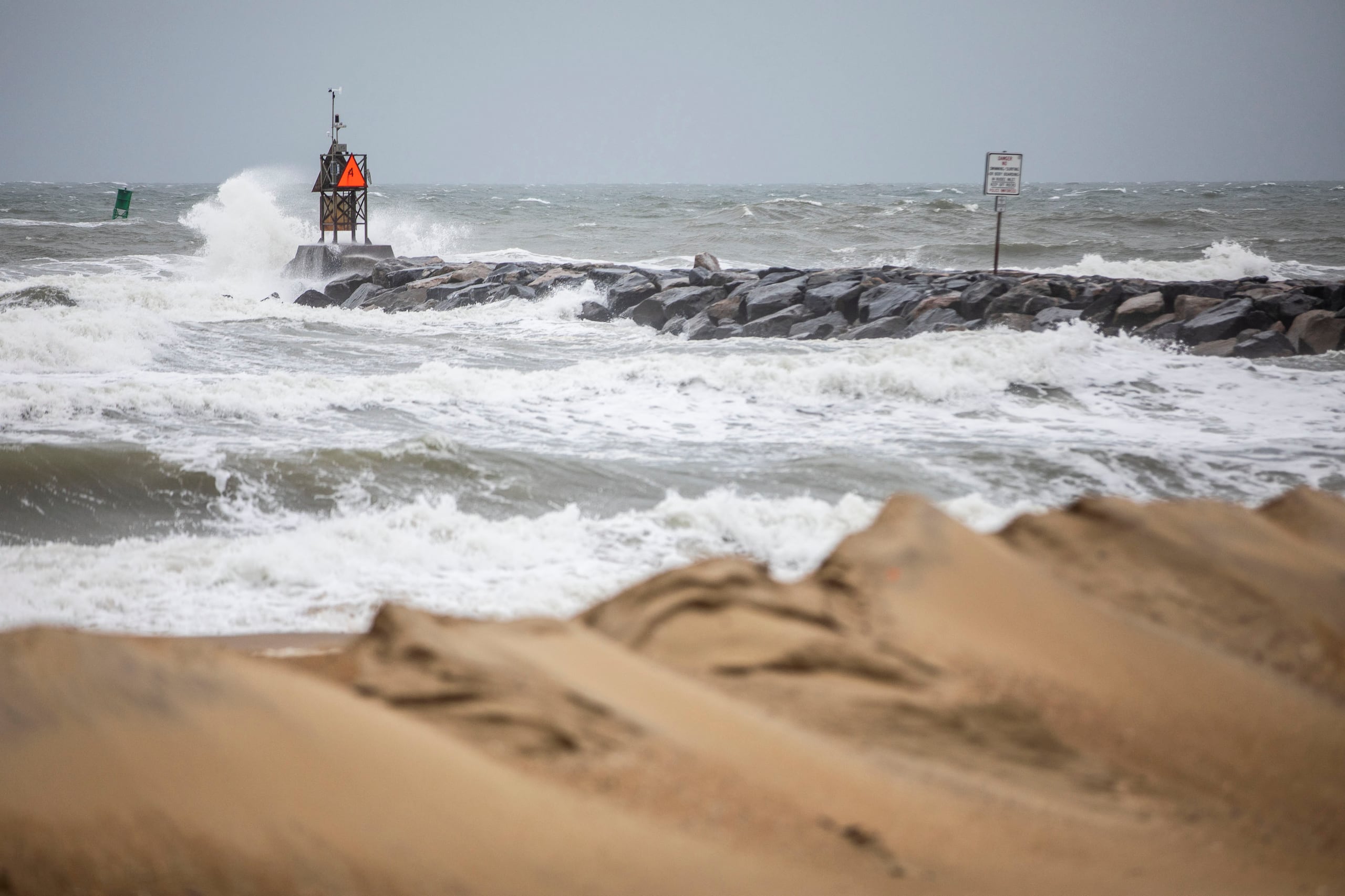 El oleaje azota la costa en Rudee Inlet, en Virginia Beach, Virginia, mientras la tormenta tropical Ophelia se acerca a la zona.