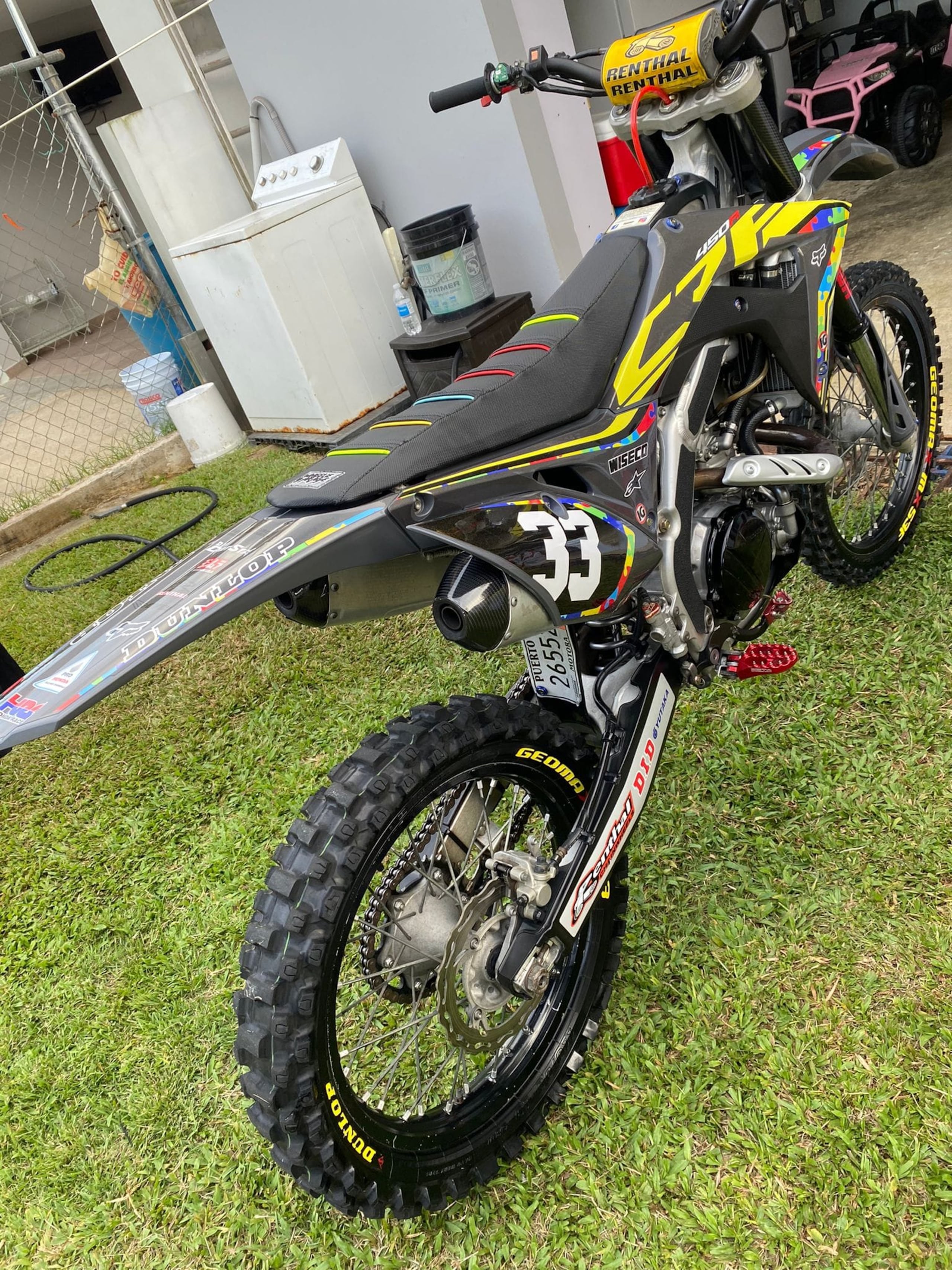 Solicitan ayuda para ocalizar la motora Honda CRF, color gris, del año 2019 y con la tablilla 265525M, que fue hurtada de una escena de asesinato, en Florida.