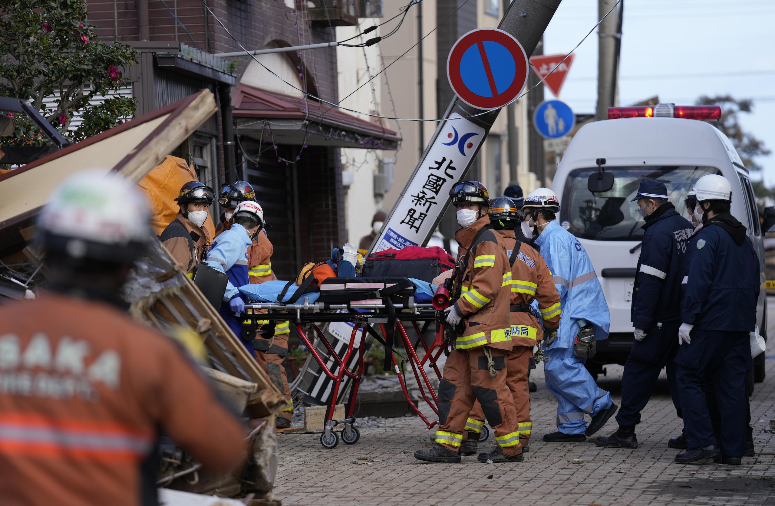 Unas 240 personas continúan desaparecidas tras el terremoto de 7.6 que azotó el centro de Japón el lunes.