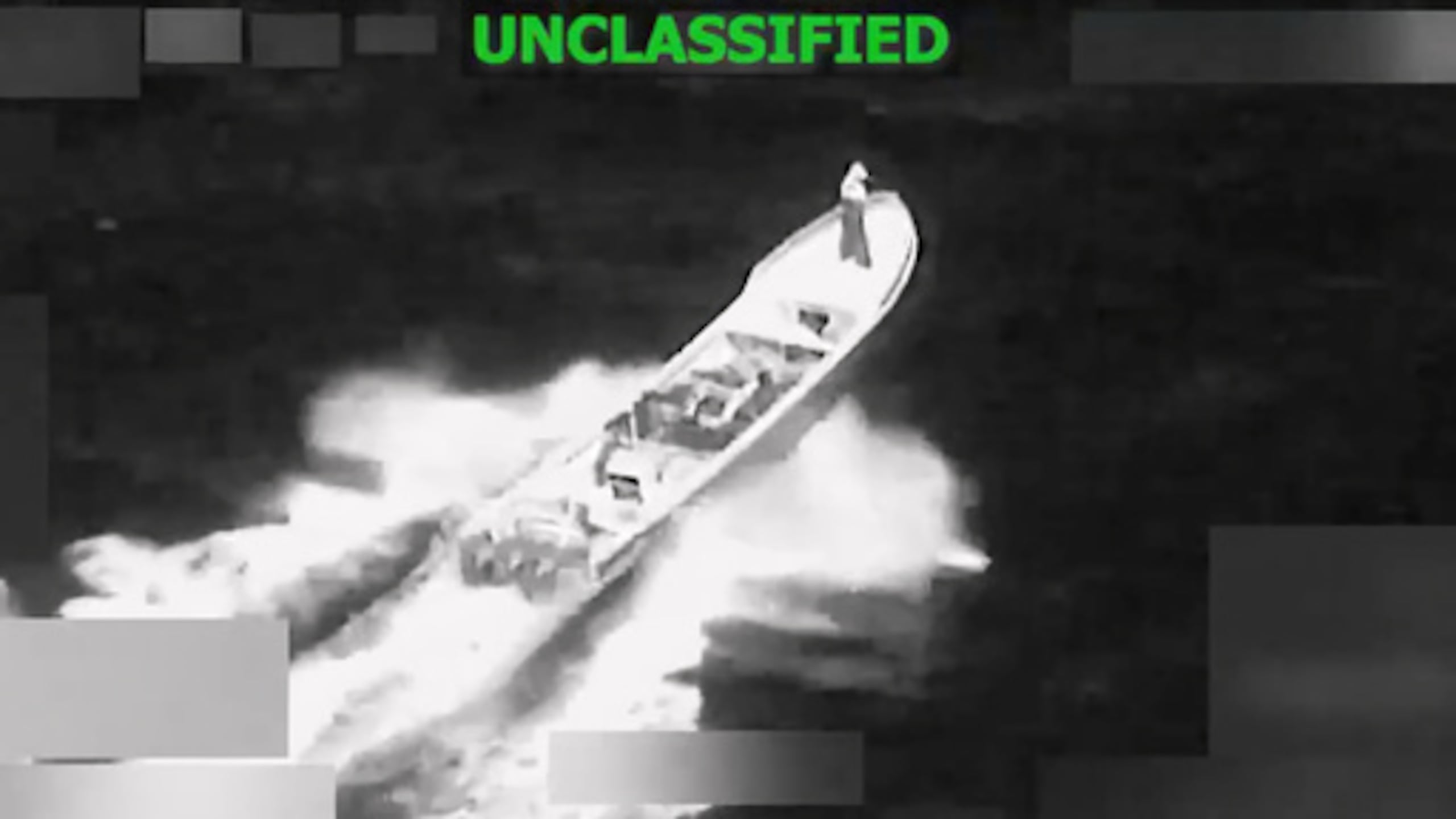 ARCHIVO - Esta imagen, proveniente de un video proporcionado por el Comando Sur de Estados Unidos, muestra una embarcación acusada de traficar drogas en el océano Pacífico oriental poco antes de ser destruida por el ejército estadounidense, el 23 de enero de 2026, lo que dejó dos muertos y un herido. (Comando Sur de Estados Unidos vía AP, archivo)