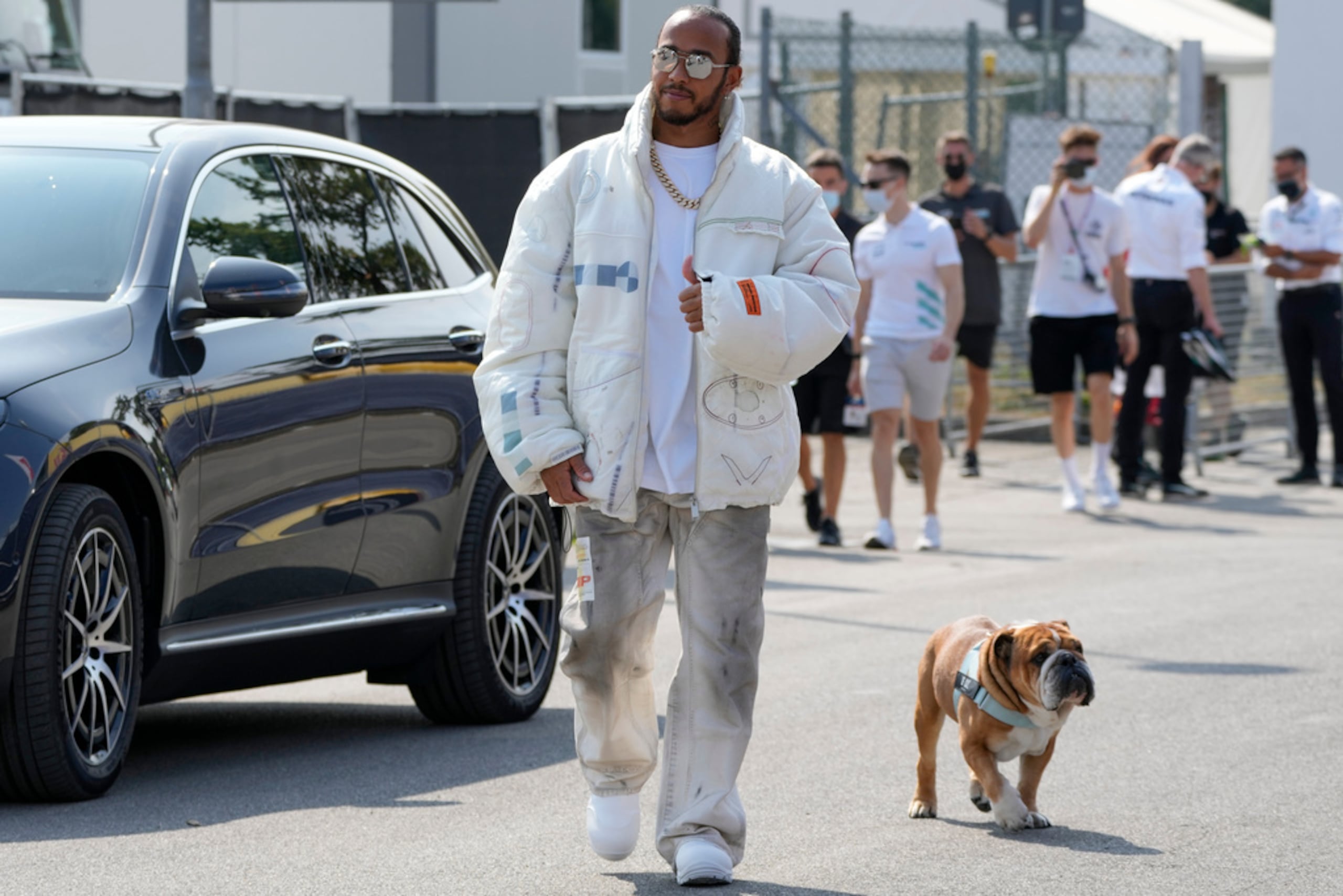 Lewis Hamilton y su perro Roscoe llegan al circuito de Monza, en Italia, el 9 de septiembre de 2021.