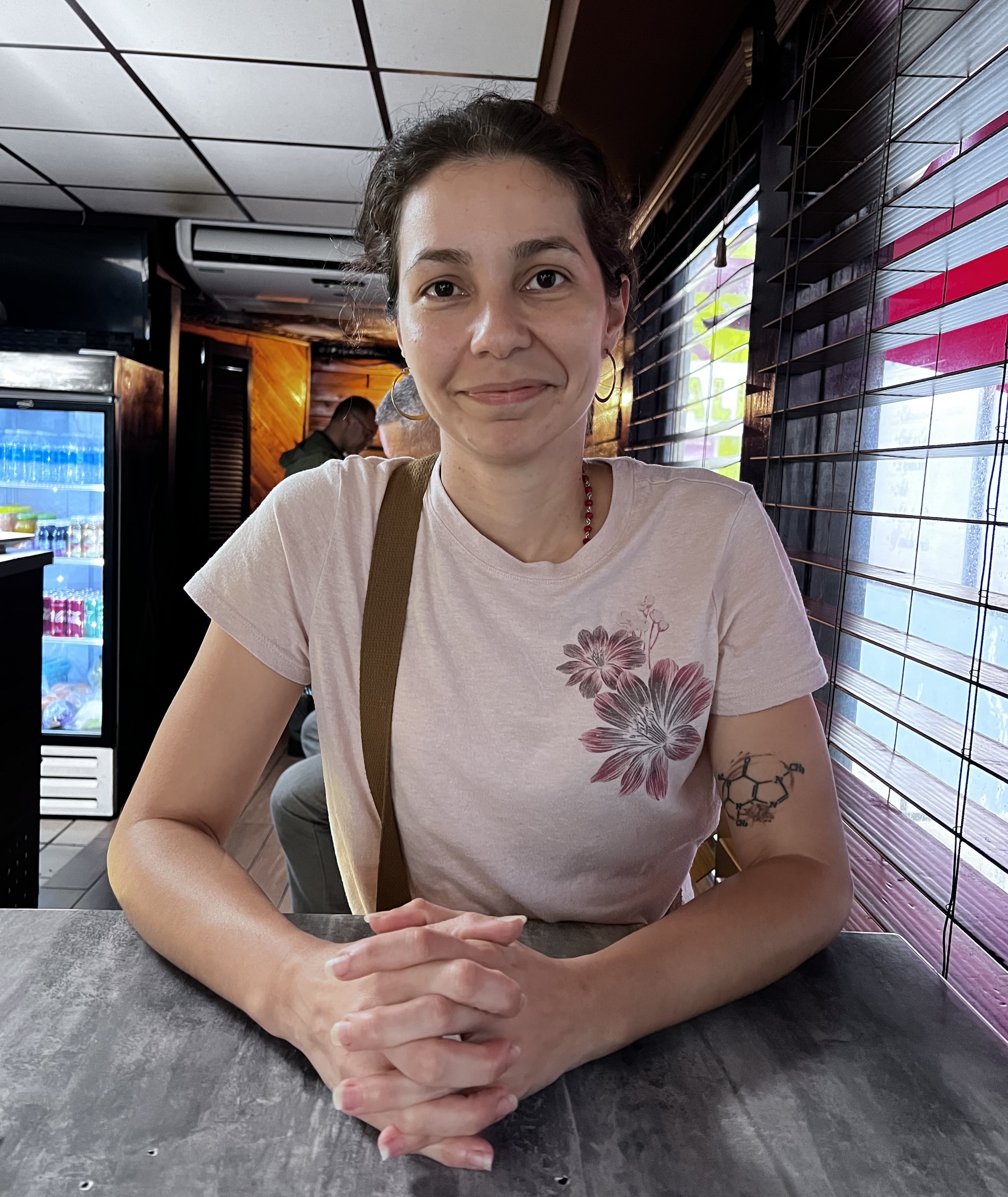 Maldonado relató que las fluctuaciones en el servicio eléctrico ocurren varias veces al día, y en ocasiones se ven precisados a cerrar sus negocios en el casco urbano, debido a la falta de servicio eléctrico.