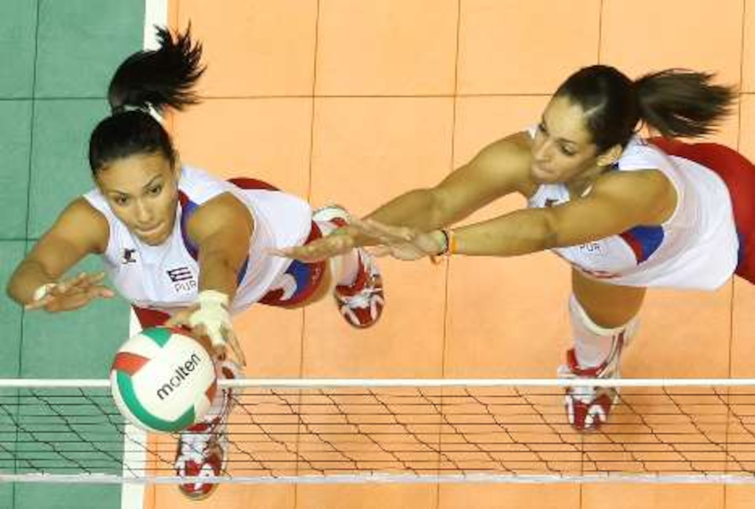 Vilmarie Mojica (izq.) y Alexandra Oquendo podrían reforzar al mismo equipo en la Superliga de Azerbaiján. <font color="yellow">(Primera Hora / Archivo)</font>