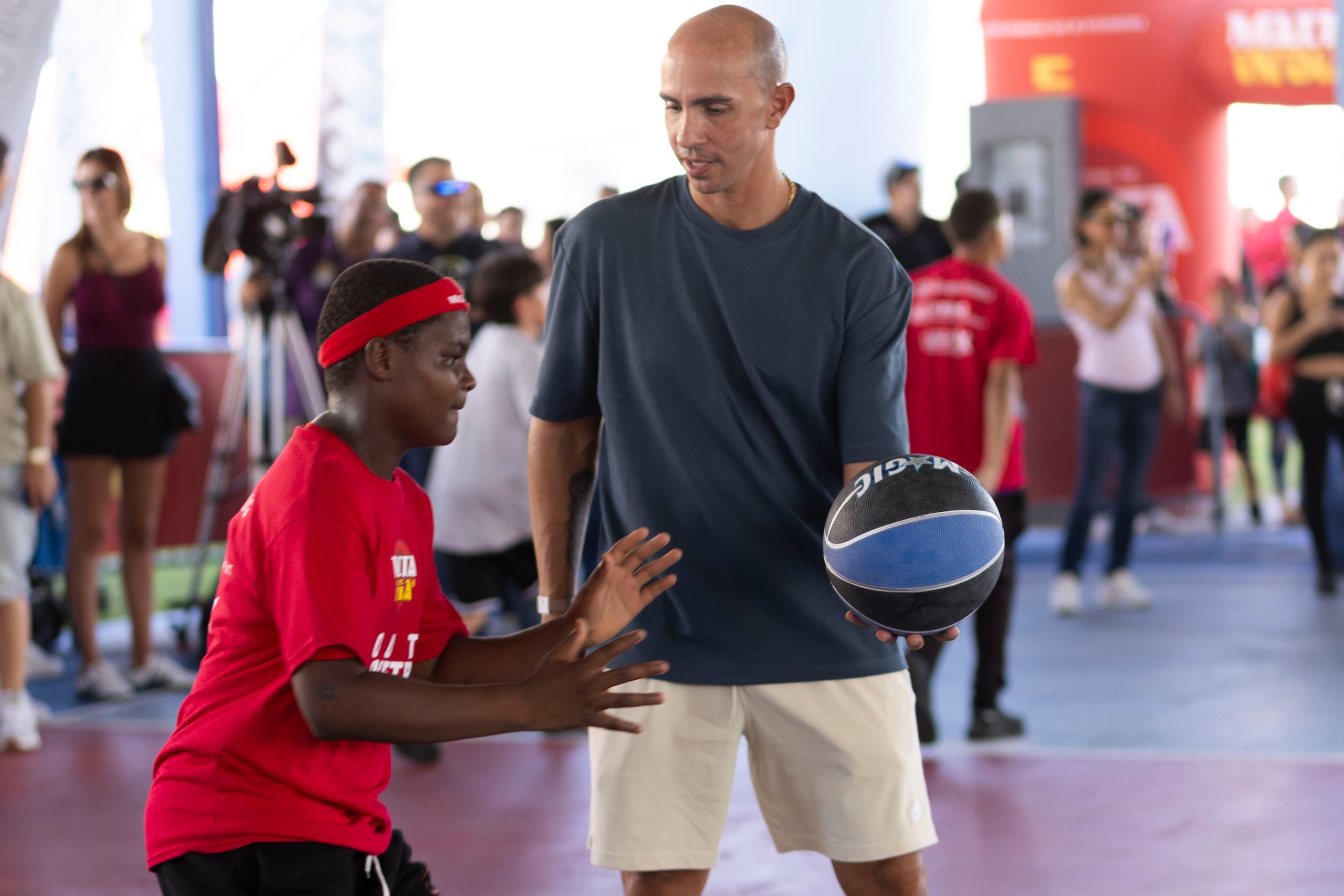 Carlos Arroyo impartió las clínicas deportivas de VRDG Entertainment en el residencial Luis Llorens Torres.