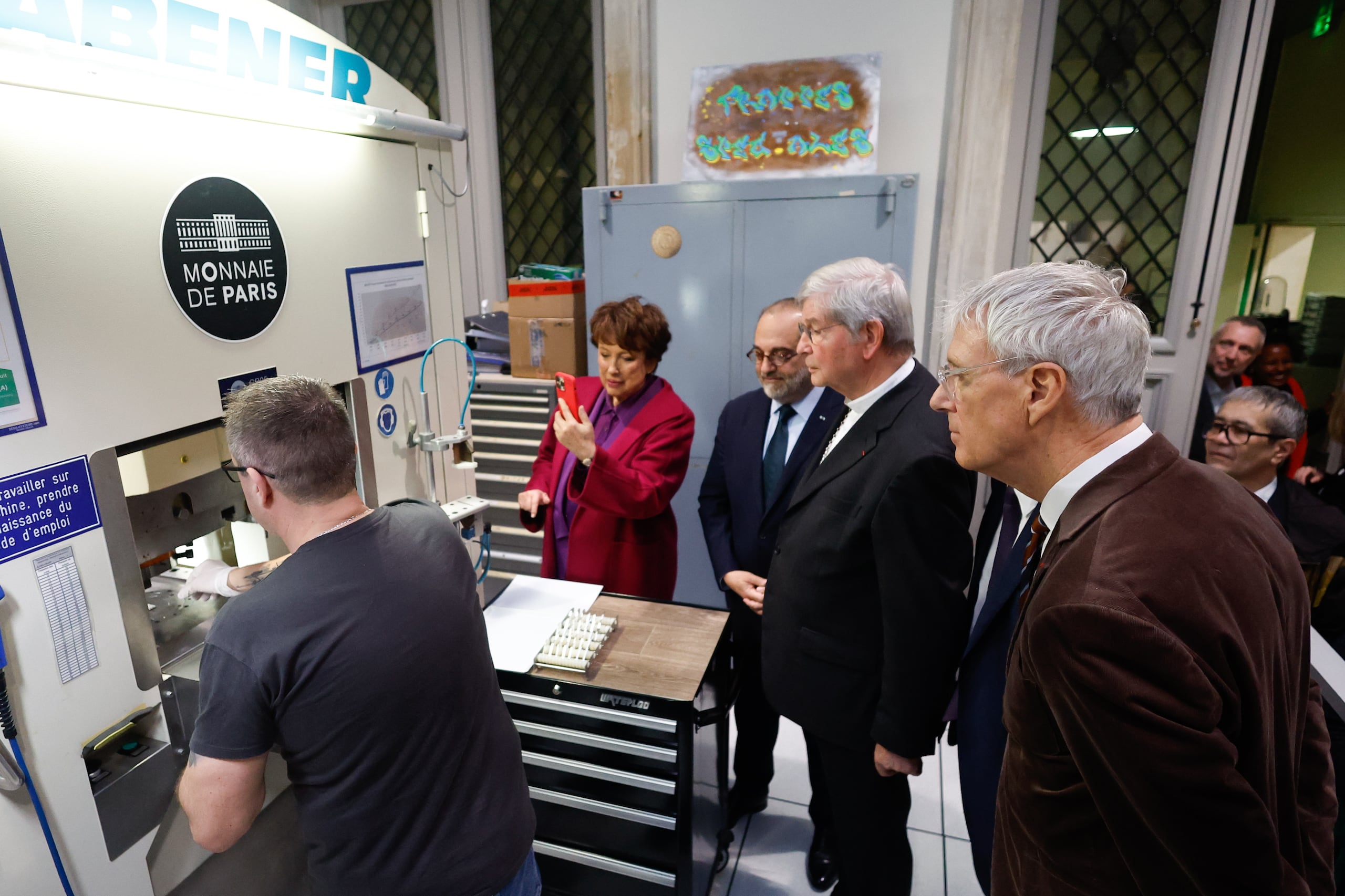 La nueva colección exclusiva de monedas de la serie "Excellence a la Francaise" se realizó en homenaje a la reconstrucción de Notre-Dame.