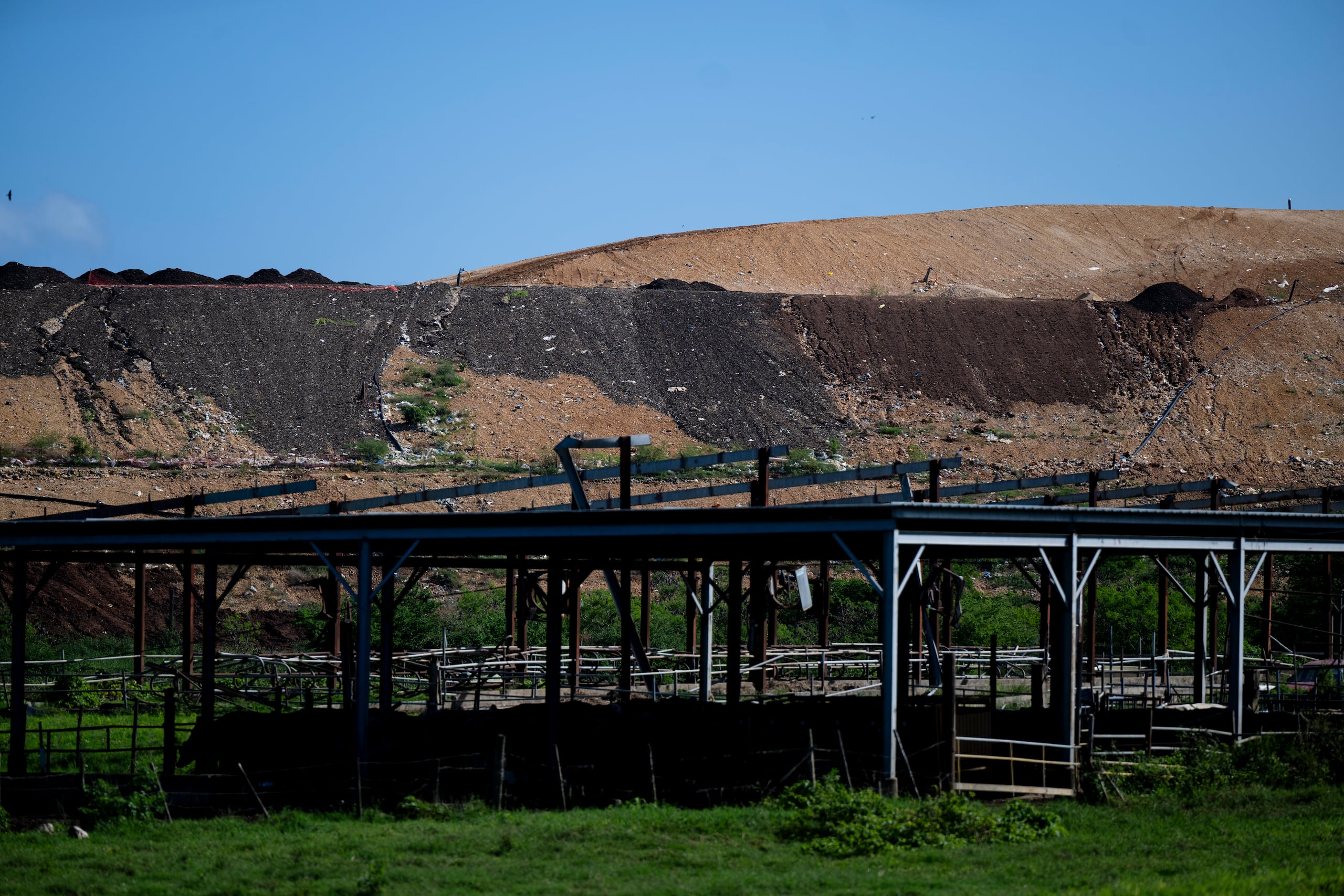“Cuando yo me criaba, el vertedero no era tan alto... Pero, eso empezó a crecer después del huracán María (2017)..."