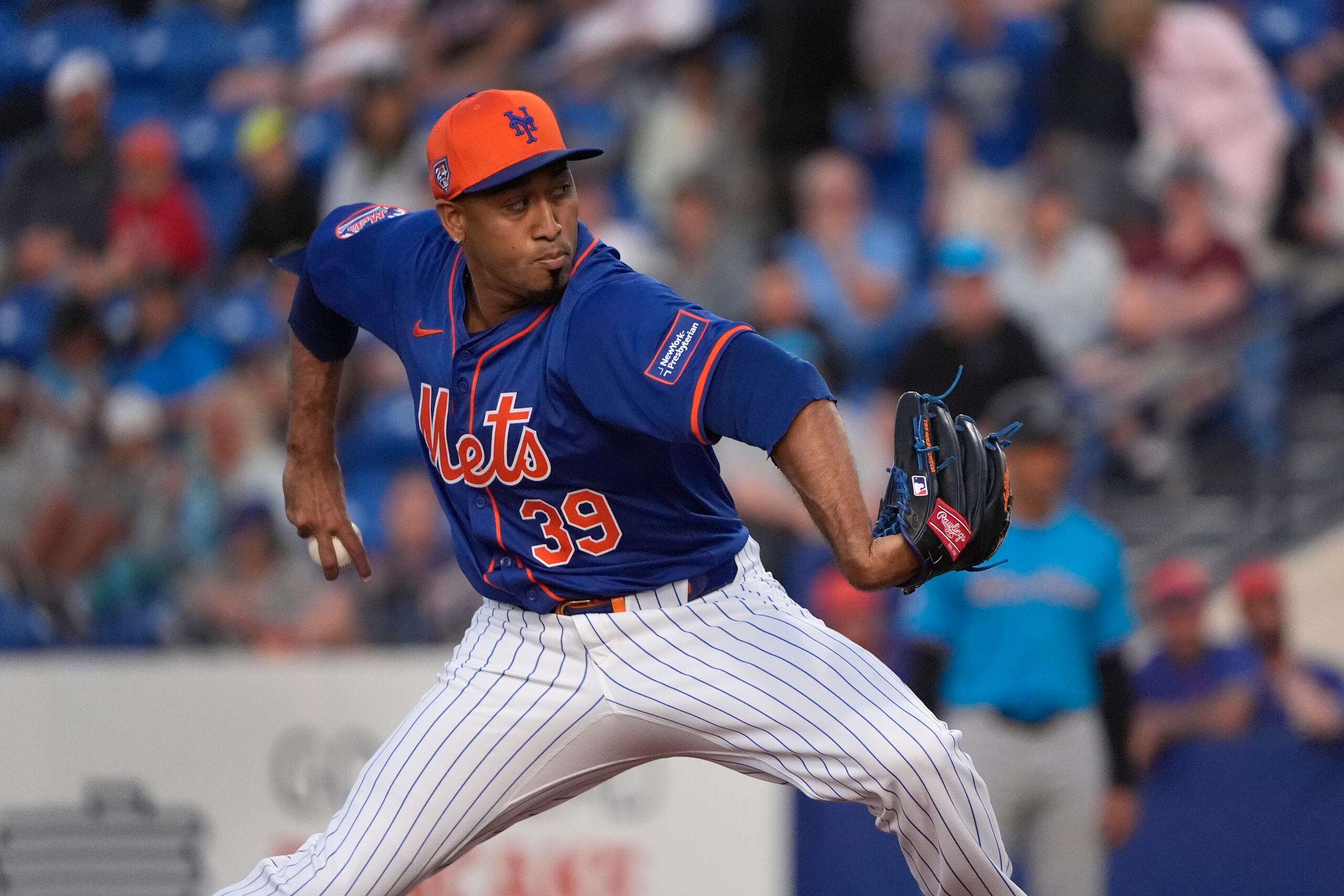 Edwin 'Sugar' Diaz agarra la pelota como para lanzar una recta el lunes, en su debut en los campamentos primaverales de los Mets de Nueva York. Ponchó a los tres bateadores que enfrentó.