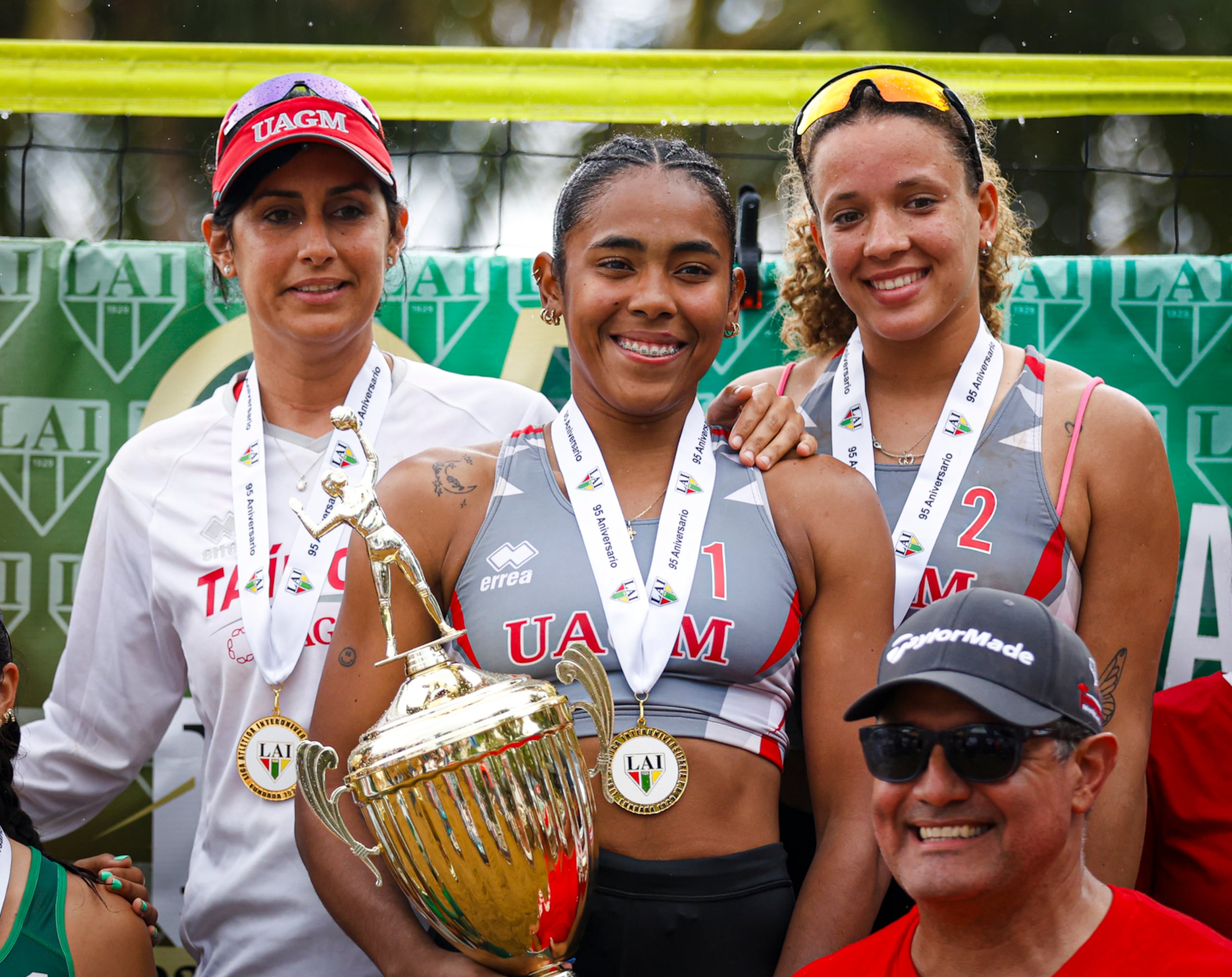 Valeria Flores y Franco y Keishlyann Sánchez Viera, de las Taínas de la Universidad Ana G. Méndez, revalidaron como campeonas del voleibol playero de la LAI.