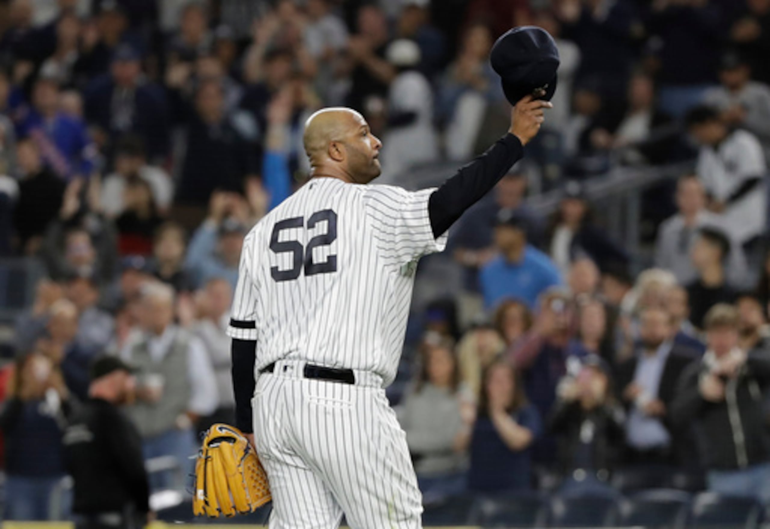 ARCHIVO - El lanzador abridor de los Yankees de Nueva York, CC Sabathia, hace un gesto a los fanáticos mientras se va durante la tercera entrada del partido de béisbol del equipo contra los Angels de Los Ángeles el 18 de septiembre de 2019, en Nueva York. (AP Photo/Frank Franklin II, Archivo)