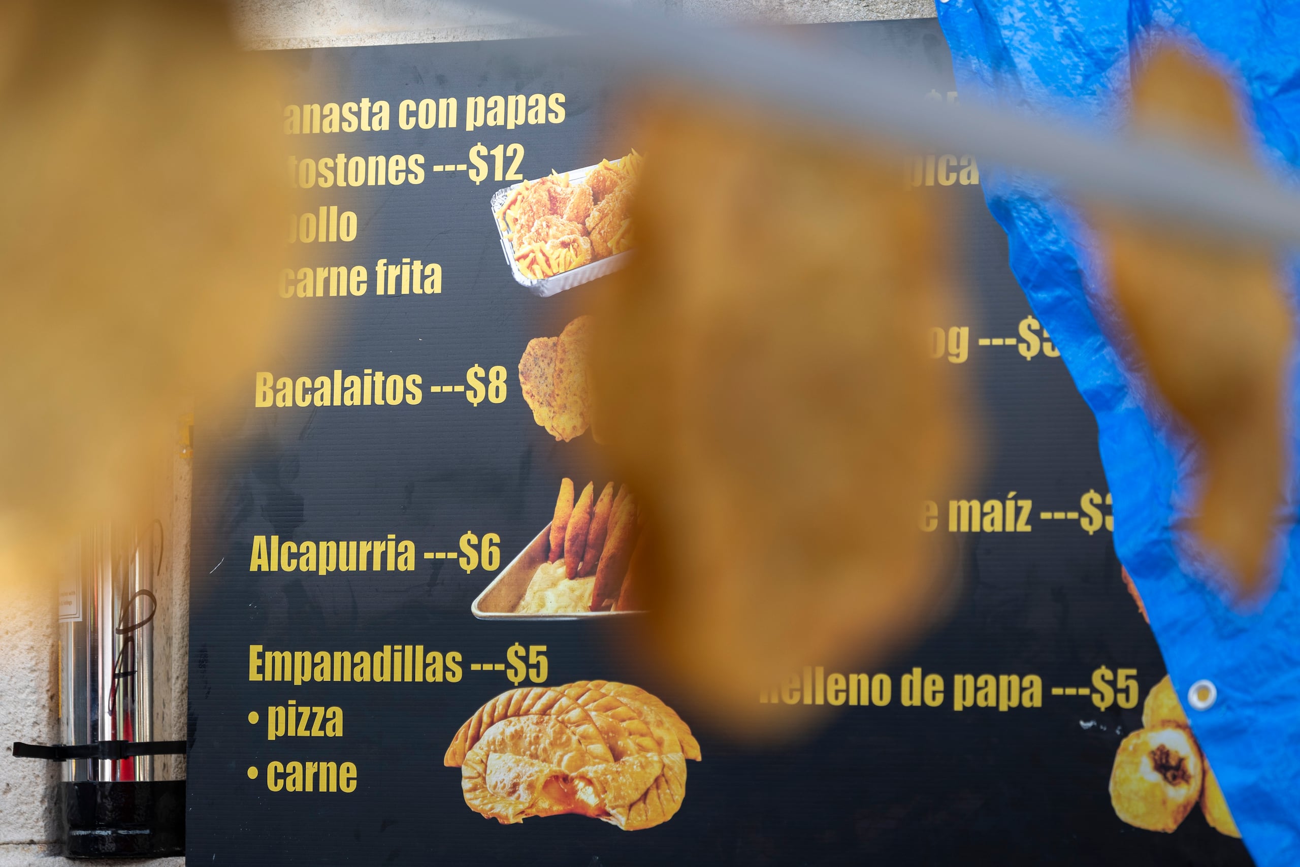 El costo de los tradicionales bacalaítos ronda entre los $6.00 hasta $8.00