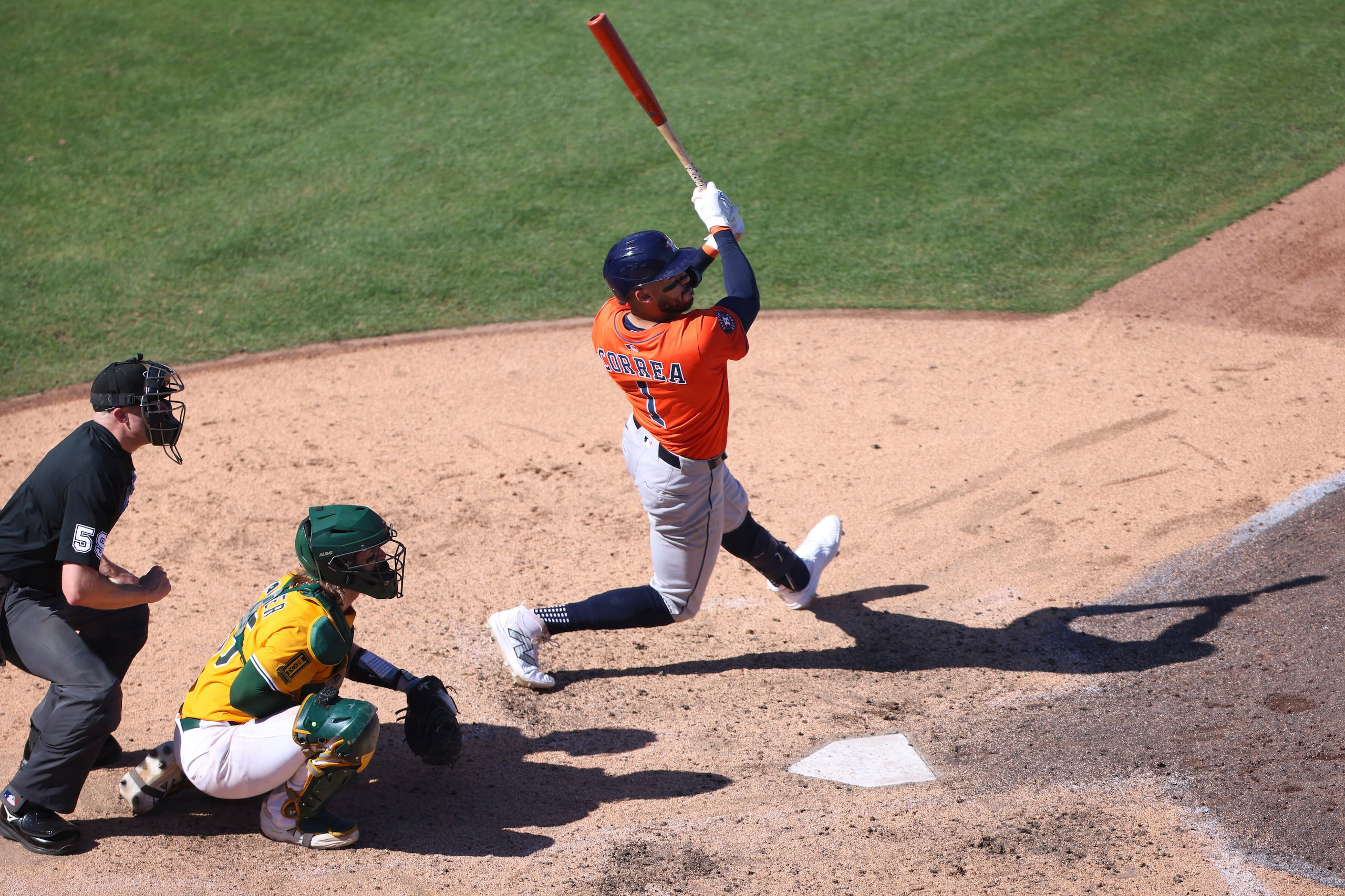 Carlos Correa conecta un doble impulsador en la séptima entrada por los Astros.