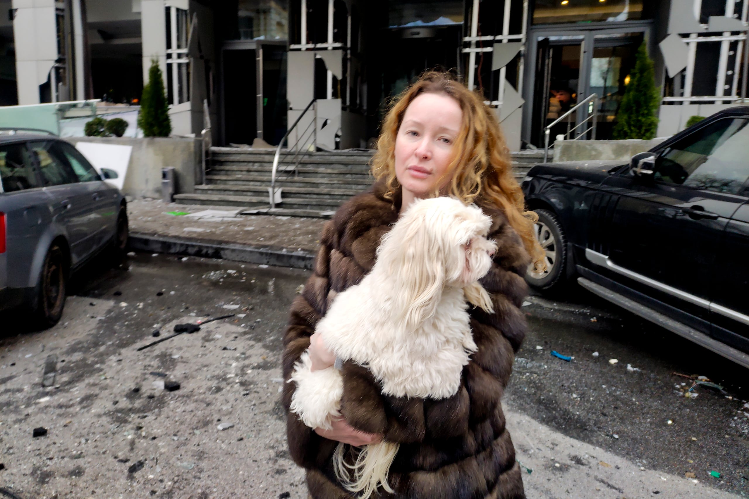 Yulia Levchenko sostiene a su perro en brazos después de que el hotel en el que se alojaba sufriera daños en una explosión provocada por misiles rusos. El ejército ruso destruyó este viernes cuatro baterías antiaéreas Patriot en el ataque combinado contra Kiev que siguió a las amenazas vertidas el jueves por el presidente ruso, Vladímir Putin, de que apuntaría con sus misiles contra la capital ucraniana. (EFE/ Marcel Gascón)