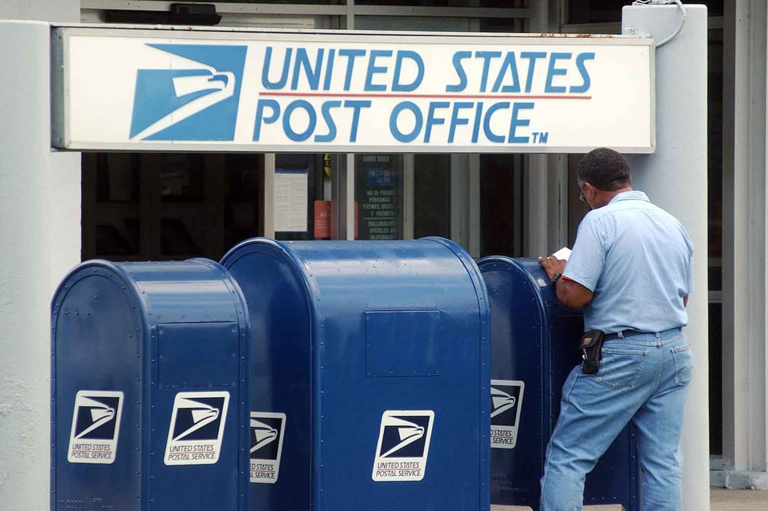 El empleado se cortó el dedo cuando intentó ajustar un espejo roto del vehículo postal. (Archivo GFR Media)
