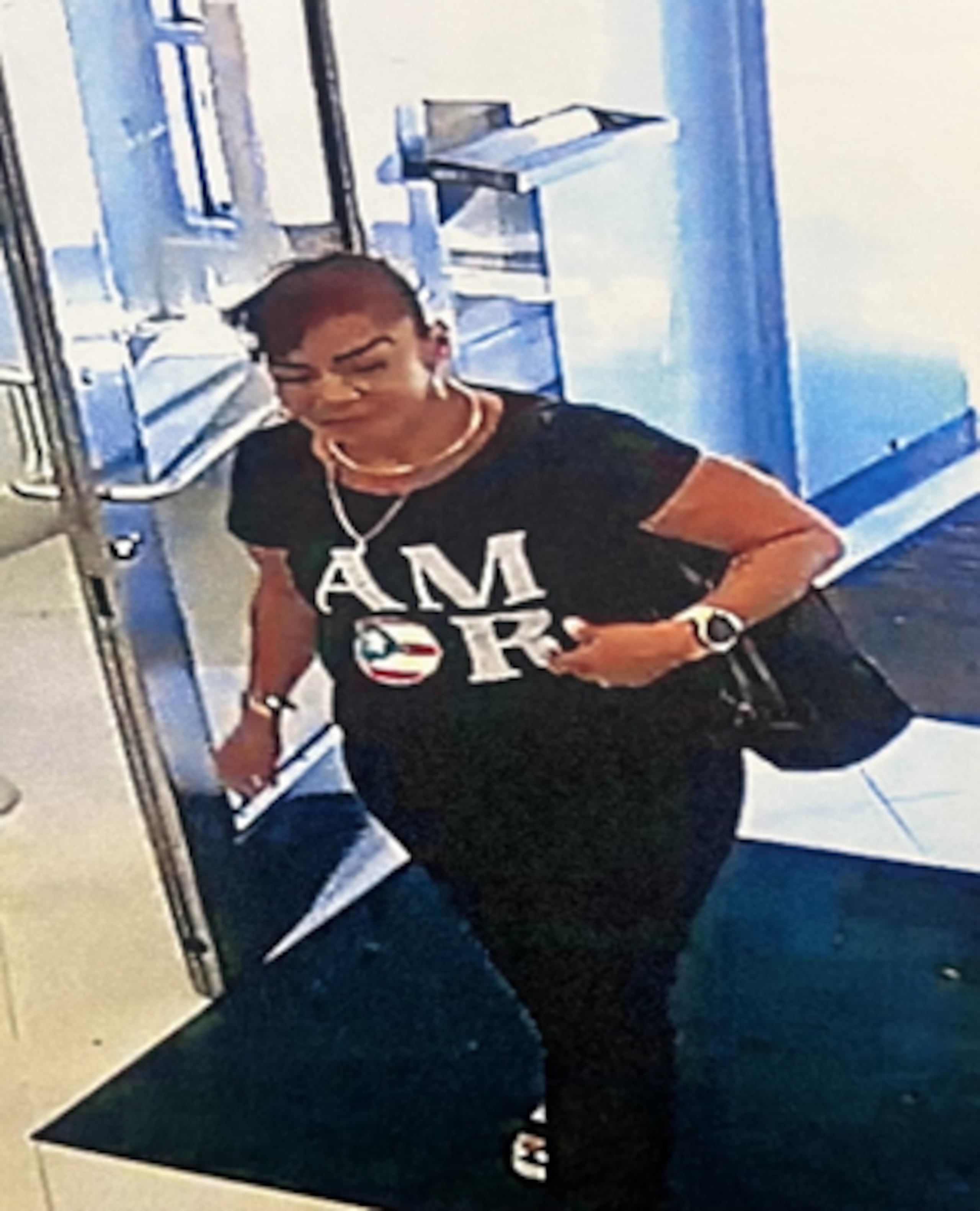 La División de Fraude del Cuerpo de Investigaciones Criminales (CIC) de Vega Baja, diseminó las fotos de esta mujer a la que consideran sospechosa de cometer fraude bancario.