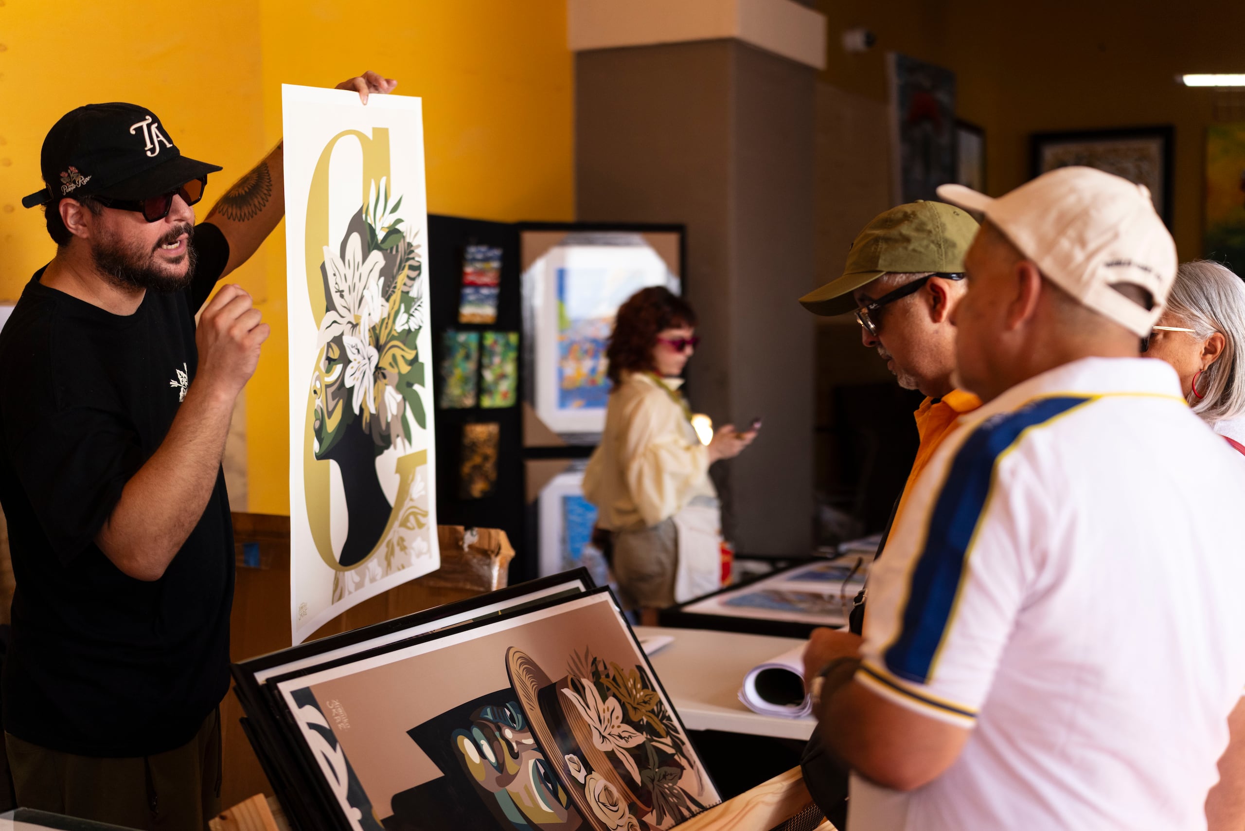 Los artesanos en el Cuartel de Ballajá esperan un mayor flujo de clientes en los próximos días del festival que toma lugar en el Viejo San Juan.