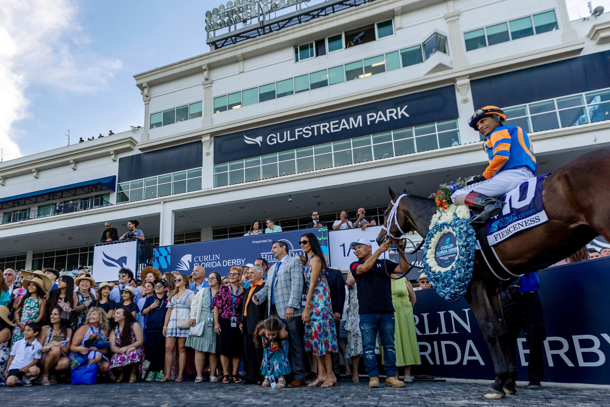 John Velázquez y Fierceness aparecen en el círculo de los ganadores del Gulfstream Park.