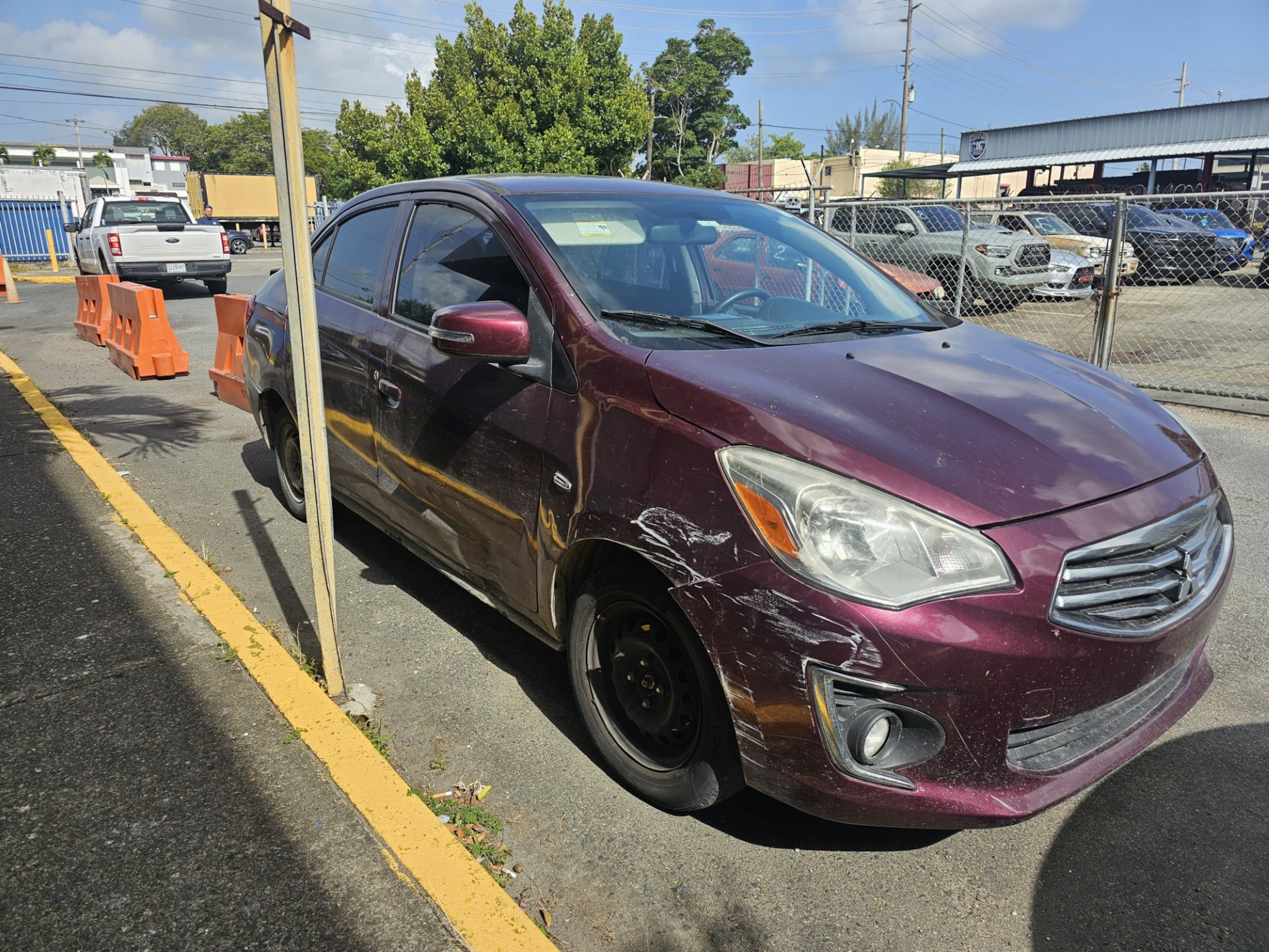 Vehículo Mitsibishi Mirage de 2020, con gravamen de desaparecido intervenido, en la carretera PR-119 frente al Parque del Norte, en Hatillo, arrestando a su conductor que era un fugitivo.