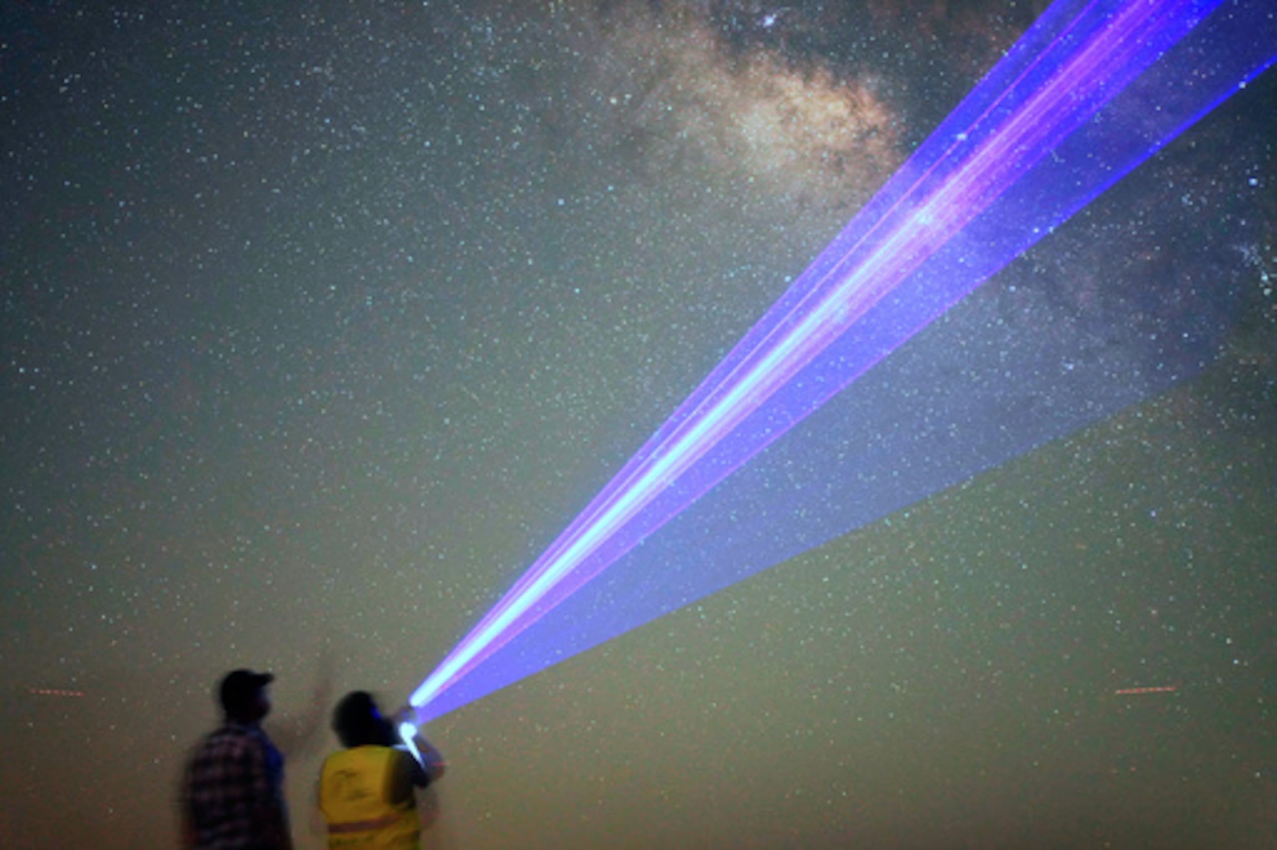 Algunos se reunieron en torno a telescopios para observar estrellas individuales.