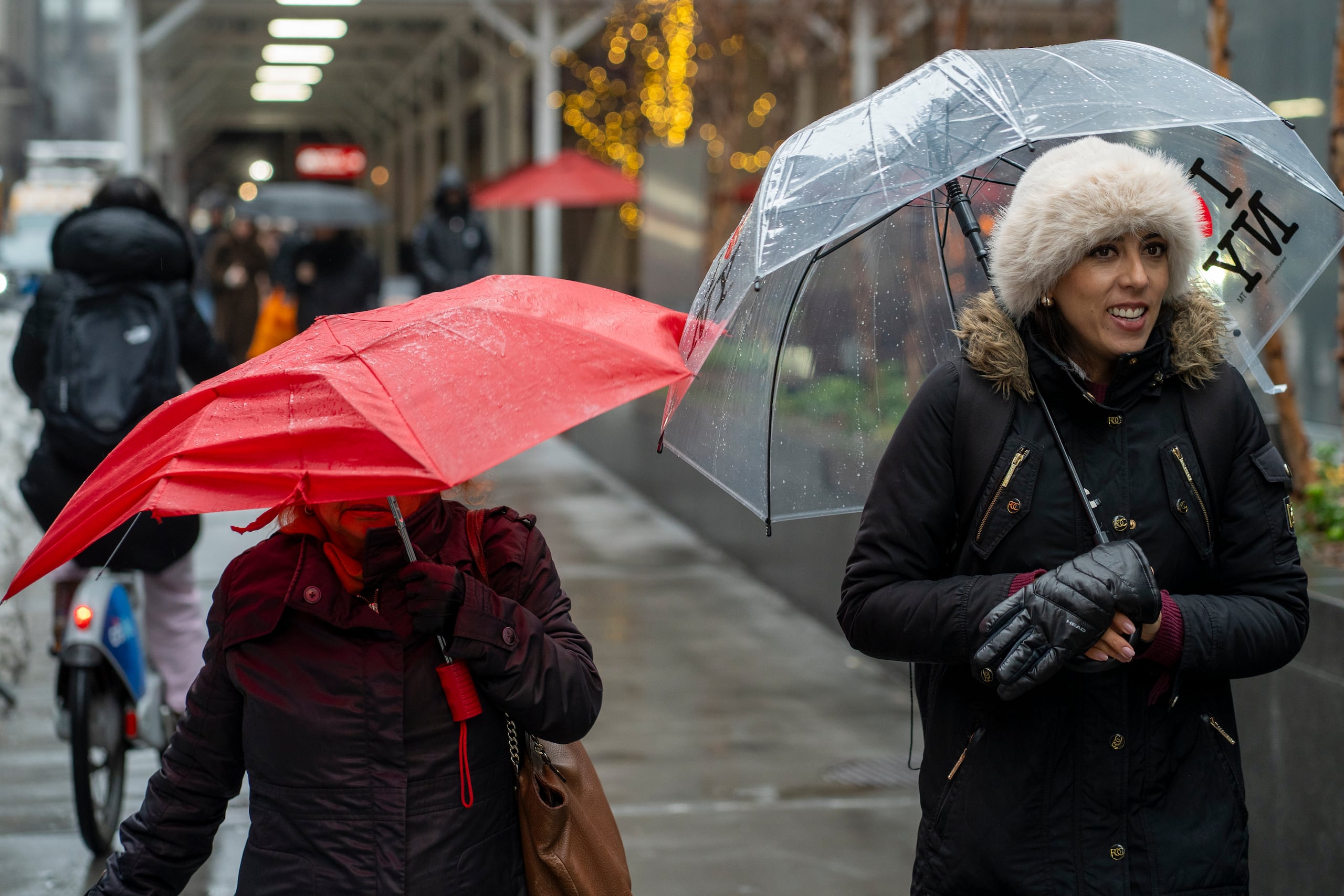 Personas se protegen de la lluvia este lunes, en Nueva York (Estados Unidos). EFE/ Angel Colmenares
