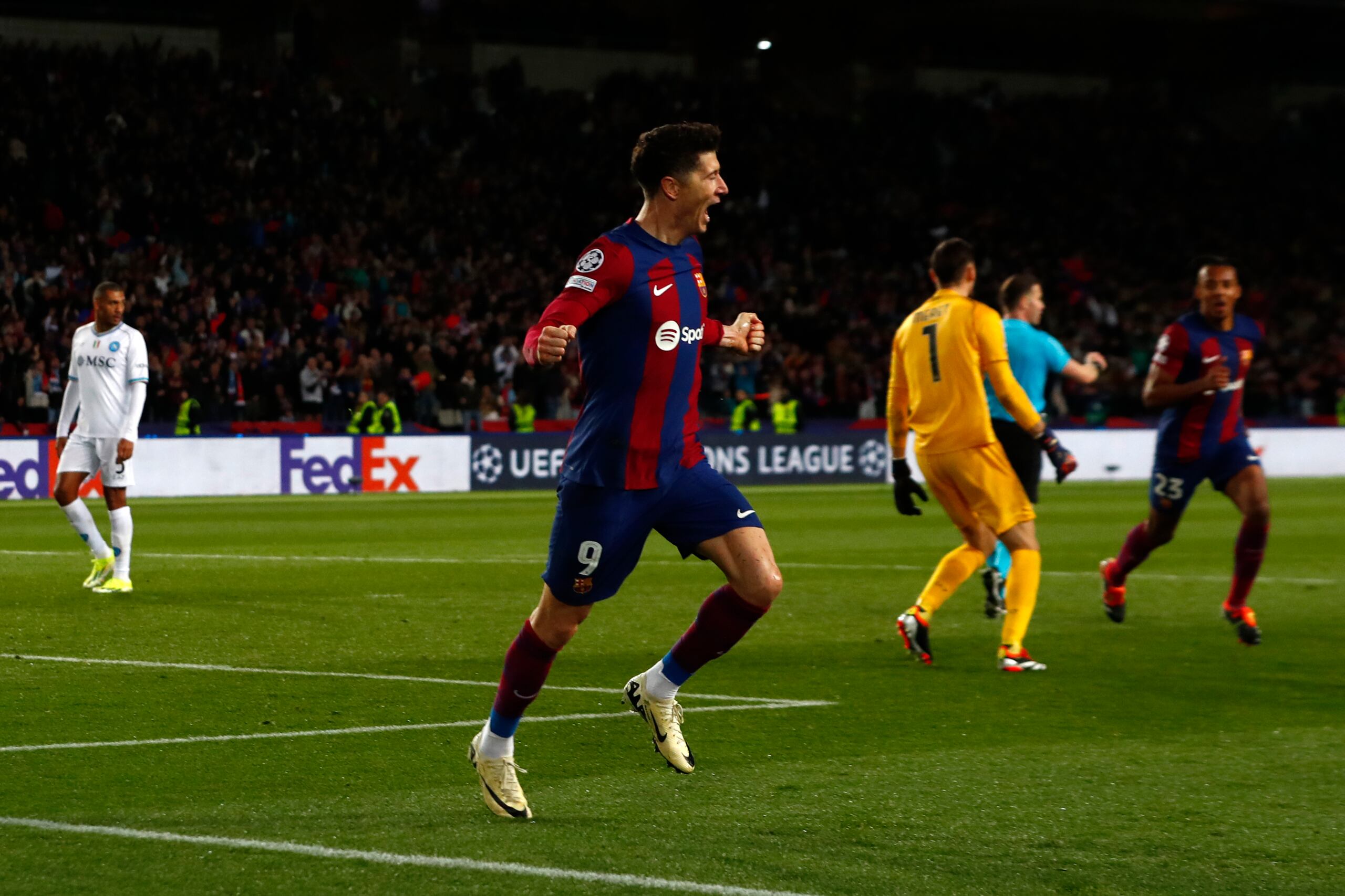 Robert Lewandowski celebra tras anotar el tercer gol del Barcelona ante Napoli en el partido de vuelta de los octavos de final de la Liga de Campeones.