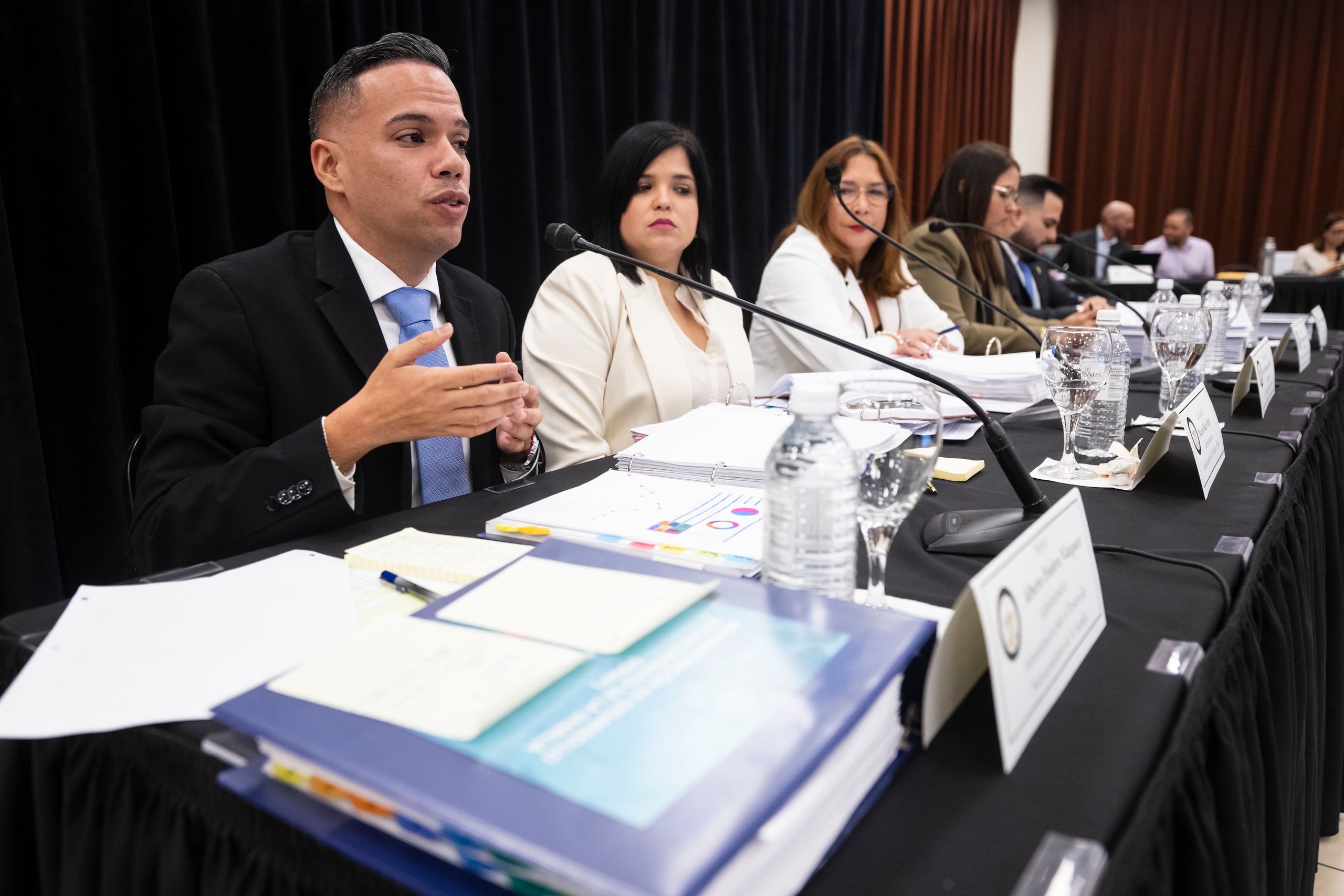 El administrador de Adsef, Alberto Fradera; la administradora de ADFAN, Nicole Báez, y la secretaria del Departamento de la Familia Ciení Rodríguez Troche, se presentaron durante las vistas de transición.