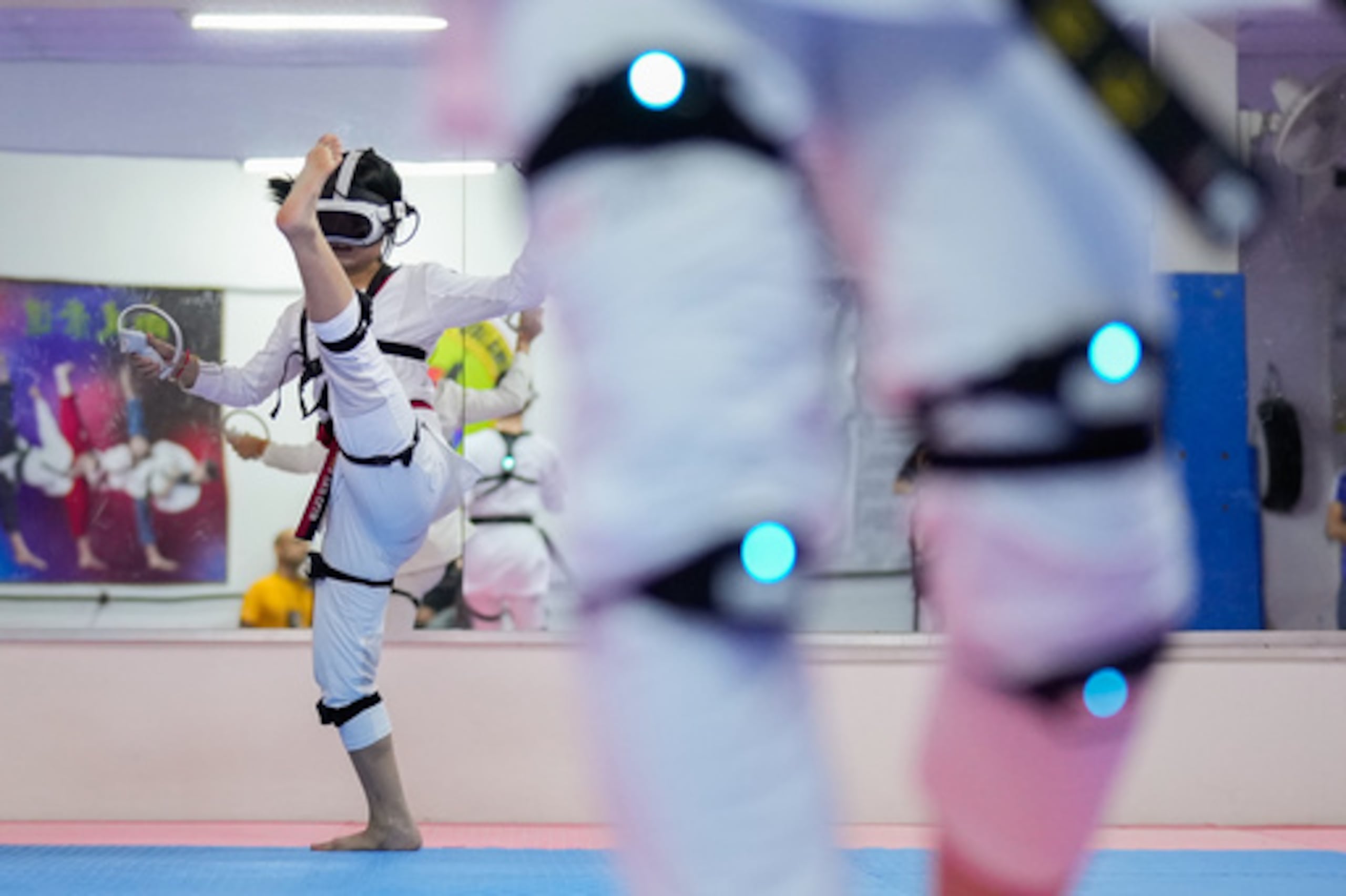 Un deportista virtual de taekwondo entrena en un centro de entrenamiento de Puchong, a las afueras de Kuala Lumpur (Malasia), el jueves 23 de abril de 2026. (Foto AP/Vincent Thian)