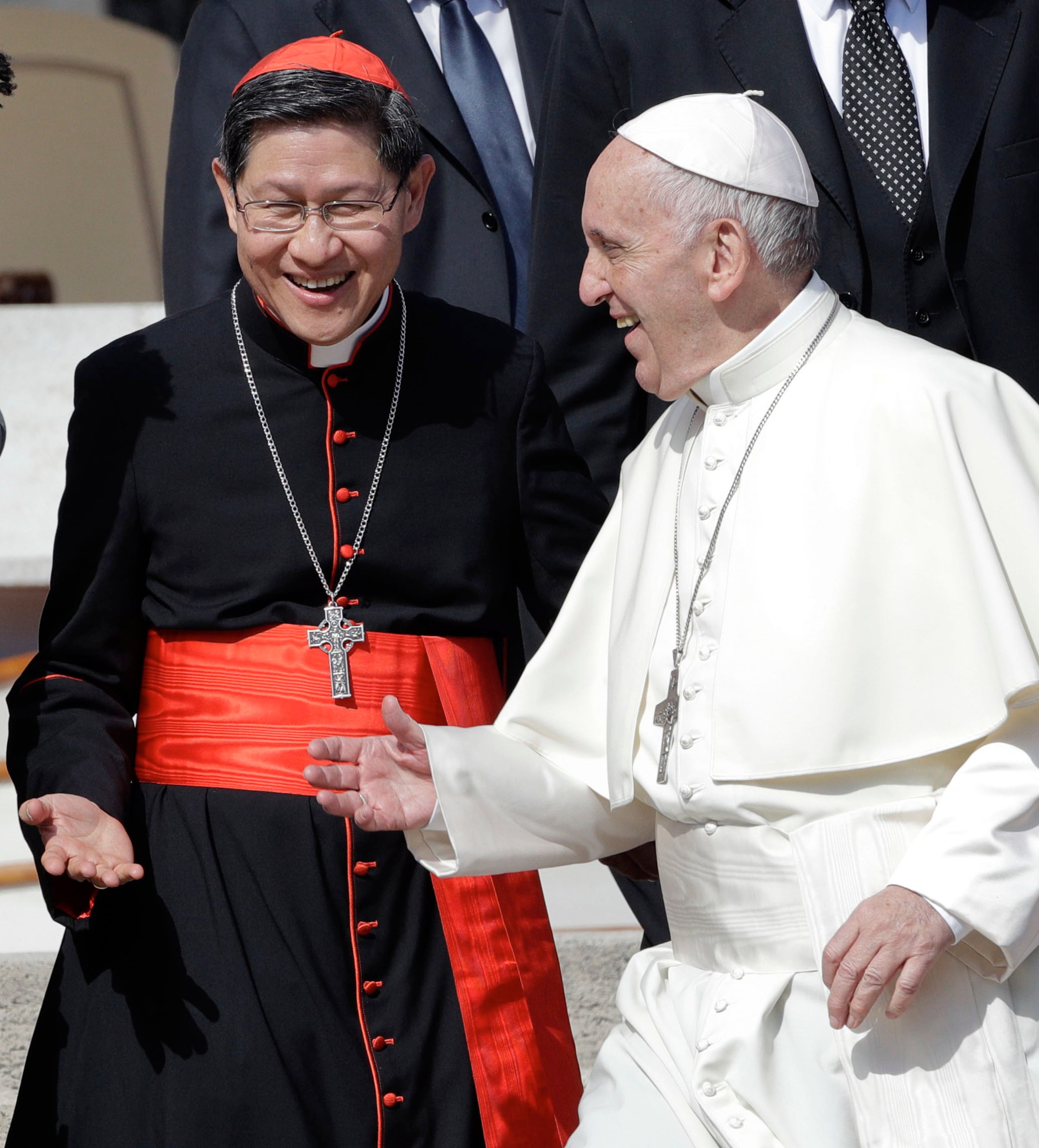 En esta foto del 27 de septiembre del 2017, el papa Francisco recibe al cardenal filipino Luis Antonio Tagle durante su audiencia semanal general en el Vaticano. (AP Foto/Andrew Medichini, File)