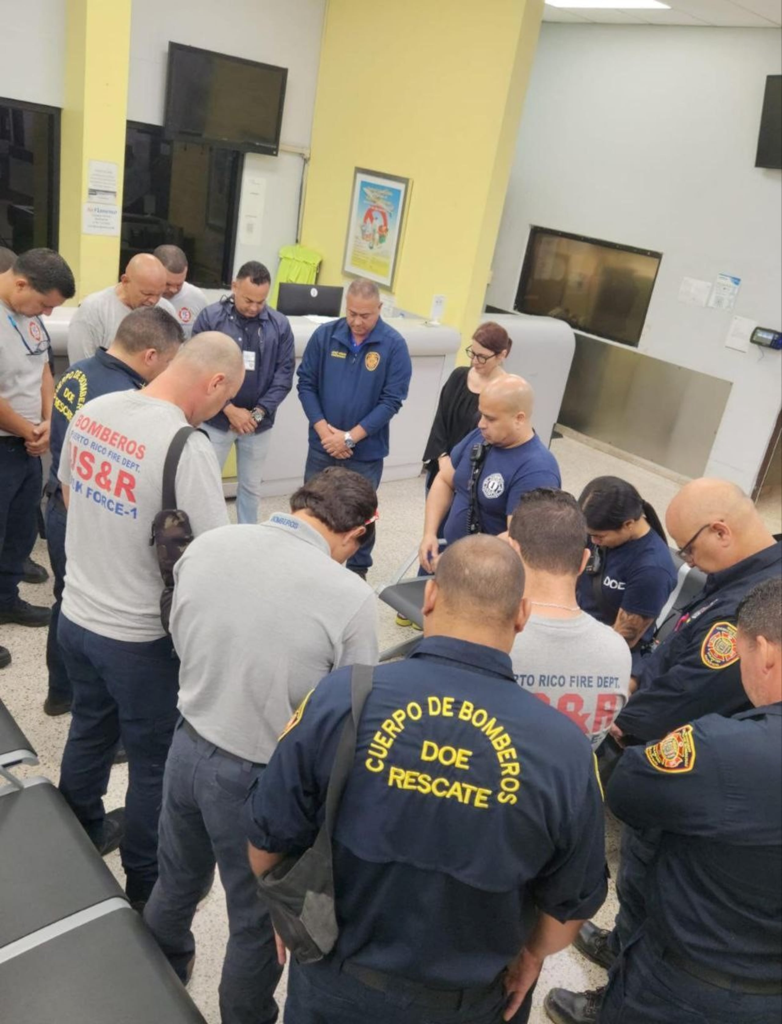 Personal del Negociado del Cuerpo de Bomberos y del Instituto de Ciencias Forenses que asistirán en las labores de rescate.