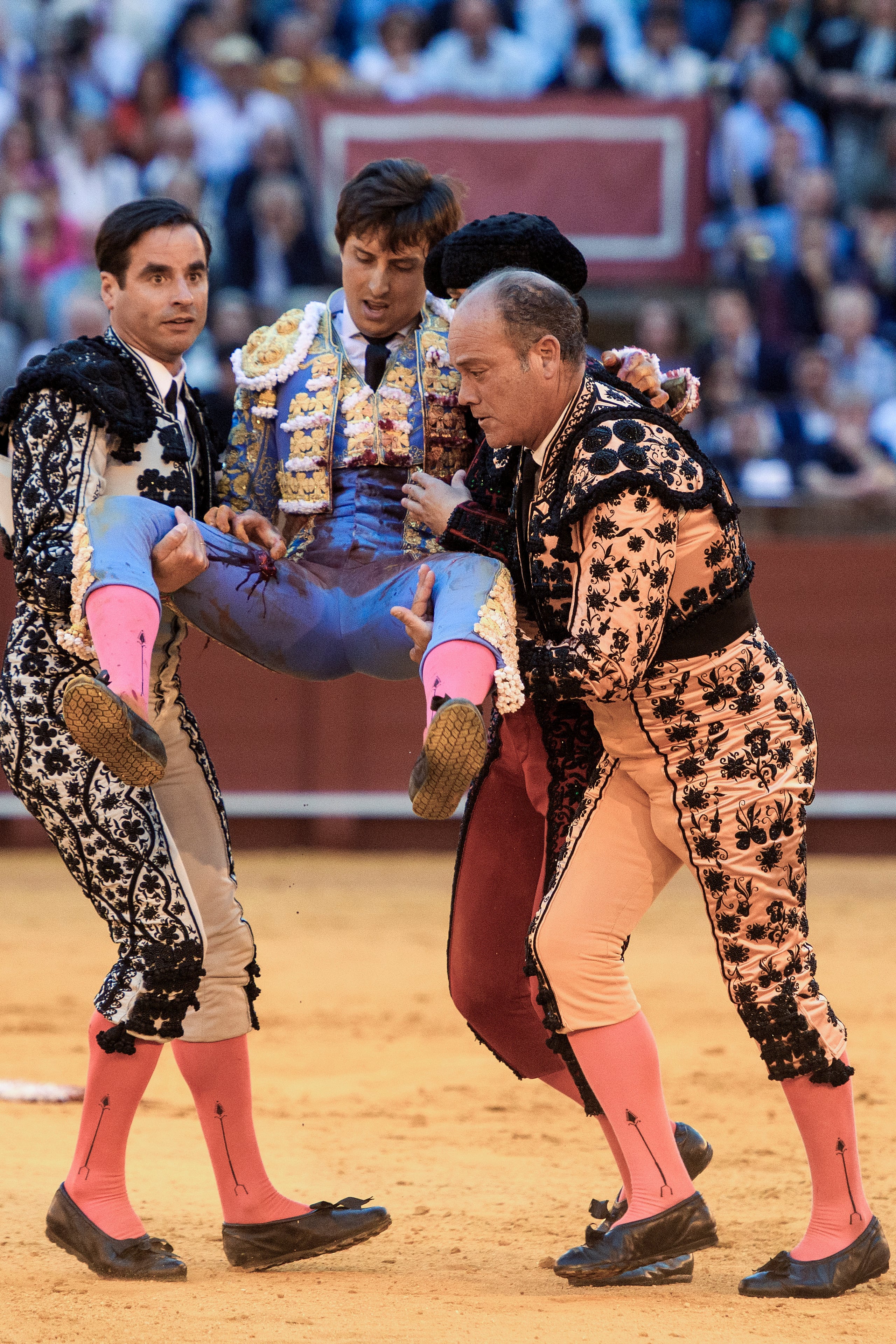 El diestro Roca Rey que fue cogido al entrar a matar al quinto toro de la corrida de este jueves de la Feria de Abril de Sevilla, y sufrio una cornada en el muslo derecho con dos trayectorias que suman 35 centímetros, en la Plaza de Toros de La Maestranza de Sevilla. EFE/ Raúl Caro