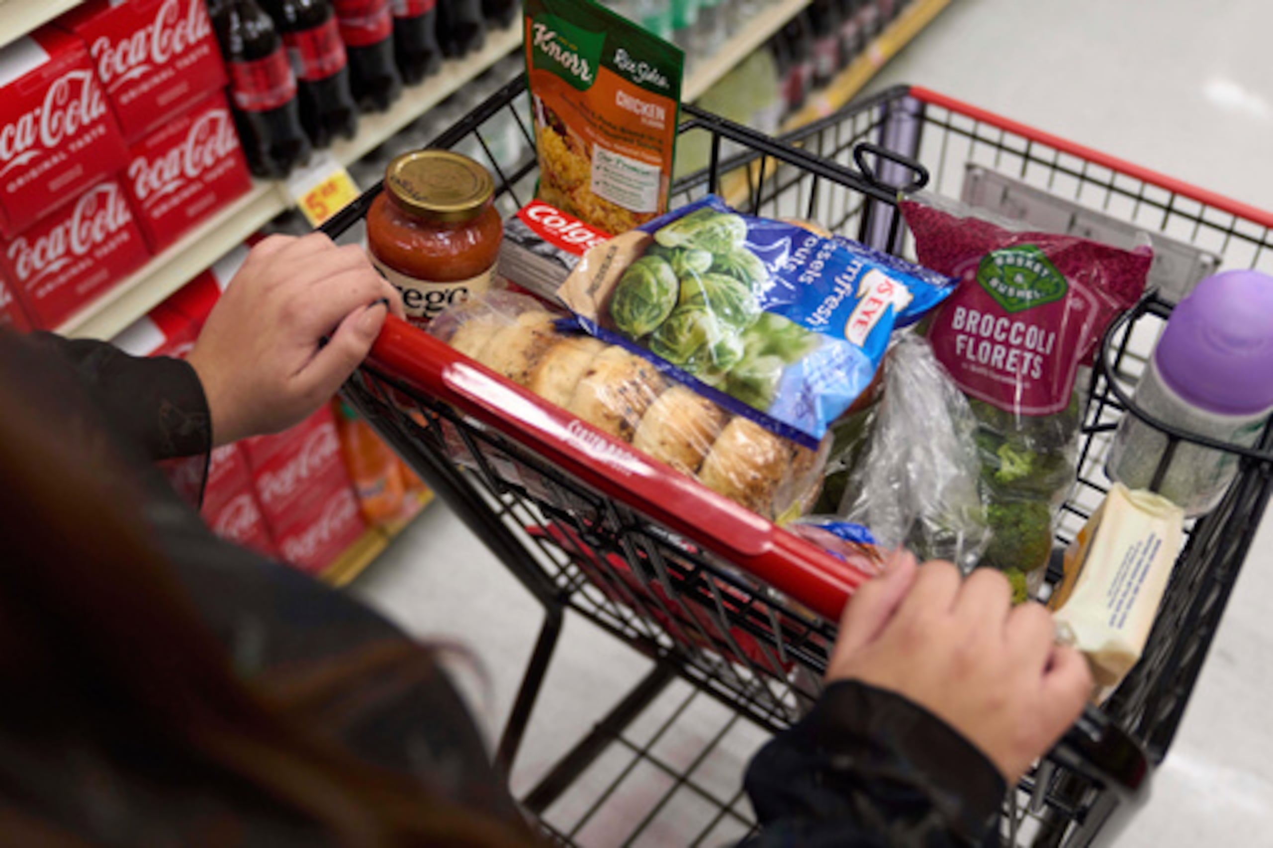 La Food and Nutrition Administration impuso unos requisitos para poder entregar las compras a domicilio, entre los que está contar con un almacén separado para los productos autorizados a entregar. (Archivo)