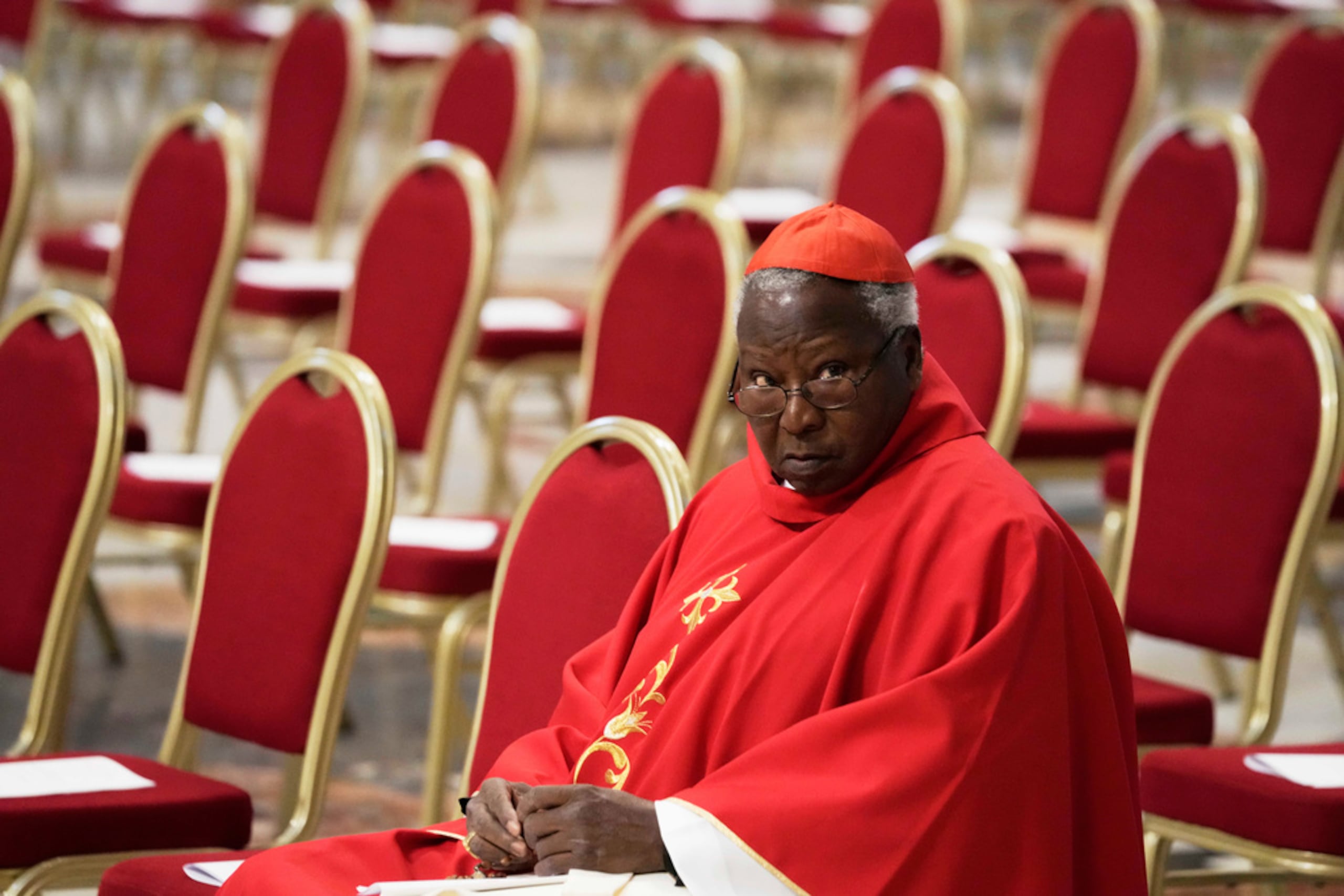 El cardenal John Njue espera el inicio de una misa en el sexto de nueve días de luto por el fallecido papa Francisco, en la basílica de San Pedro del Vaticano, el jueves 1 de mayo de 2025.