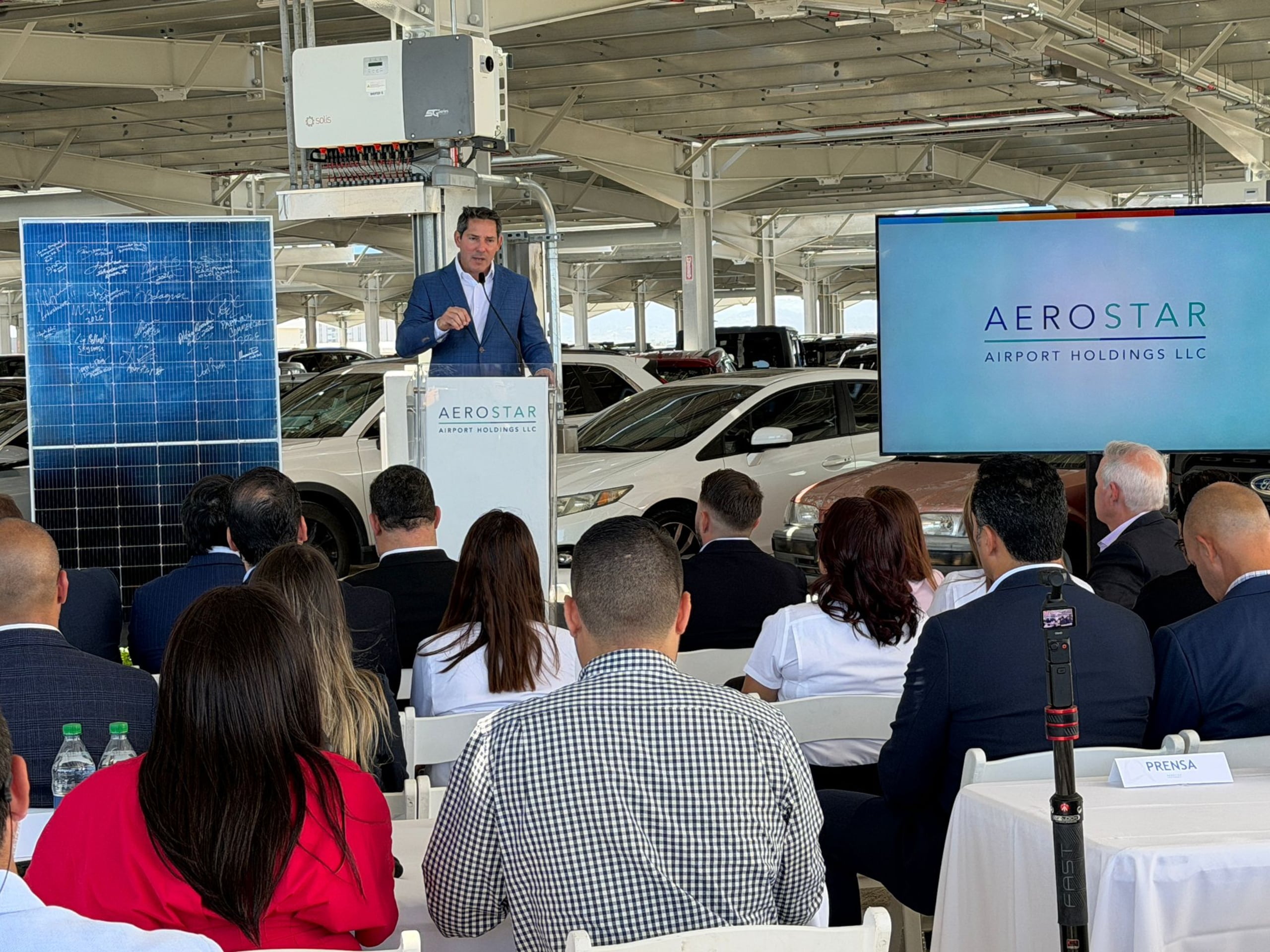 El presidente de Aerostar Puerto Rico, Jorge Hernández, señaló que la producción estimada del sistema alcanzará cerca de 2,940 megavatios hora de energía limpia al año.