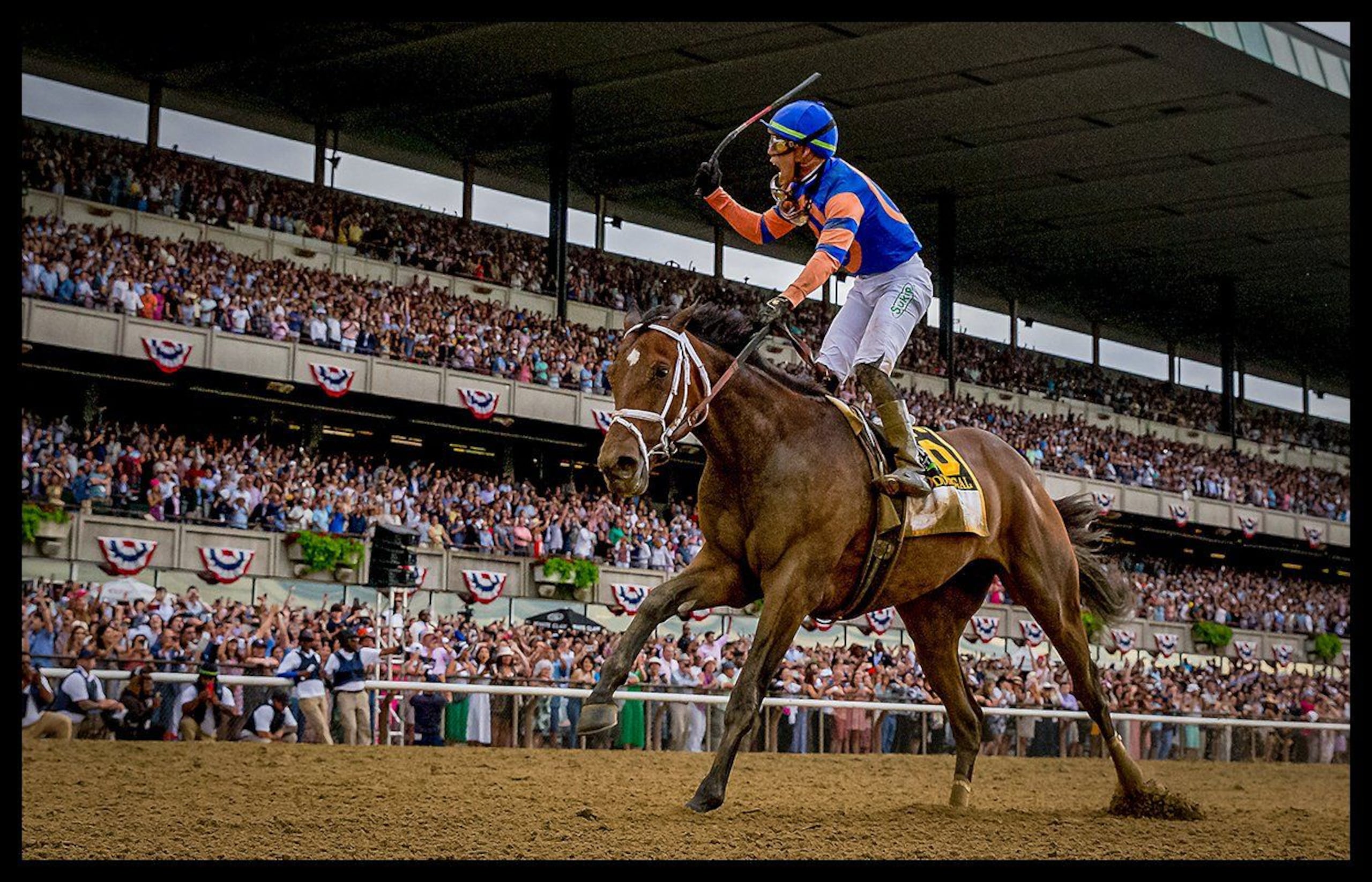 El hipódromo Belmont Park, aquí con Irad Ortiz ganando el Belmont Stakes del 2022 sobre Mo Donegal, estará cerrado hasta el 2025 mientras el gobierno de Nueva York le hace una extensas mejoras.