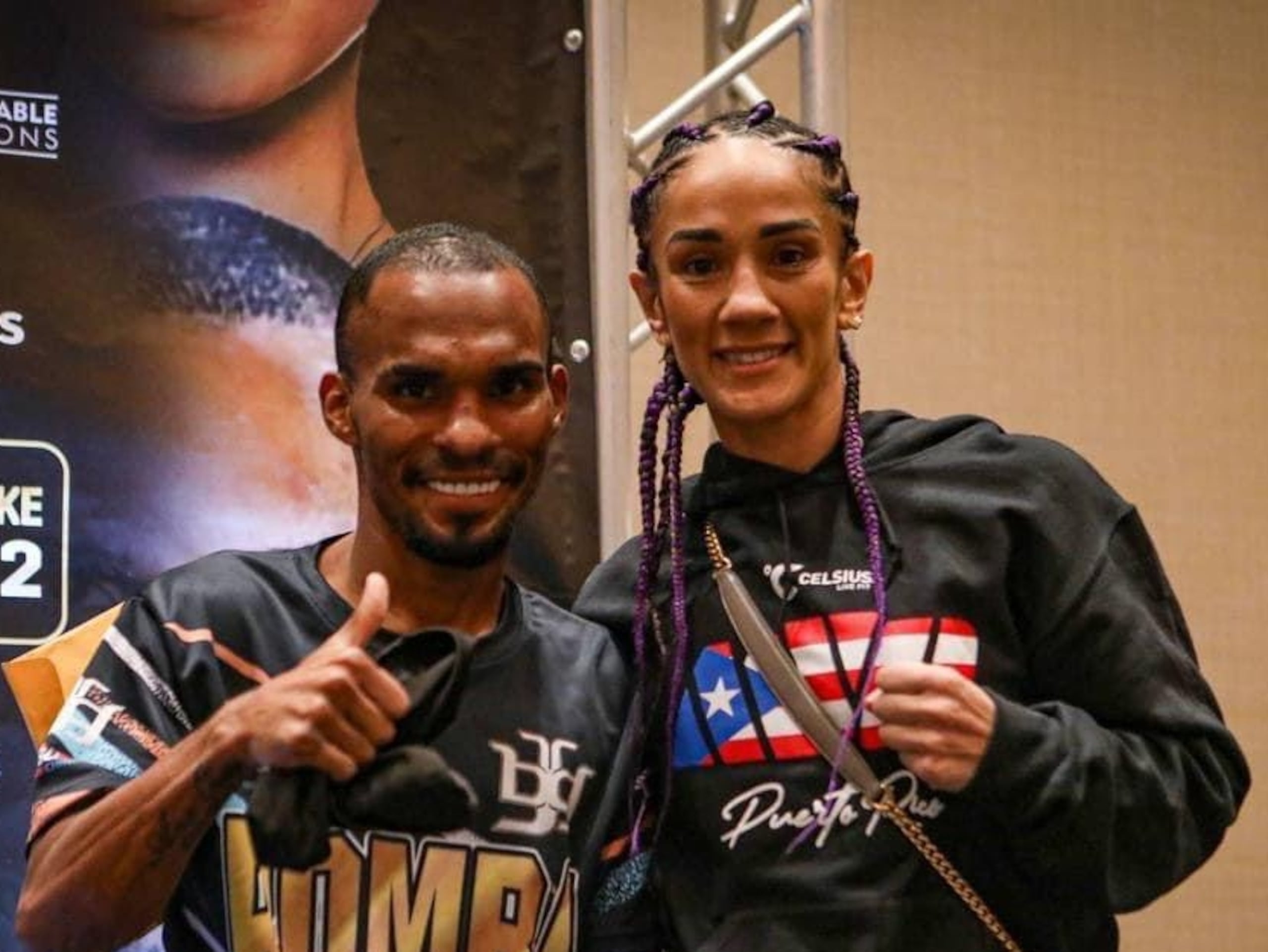 Amanda Serrano (derecha) posa junto a Jonathan "Bomba" González durante el pesaje oficial en la víspera de la cartelera el 2 de marzo.