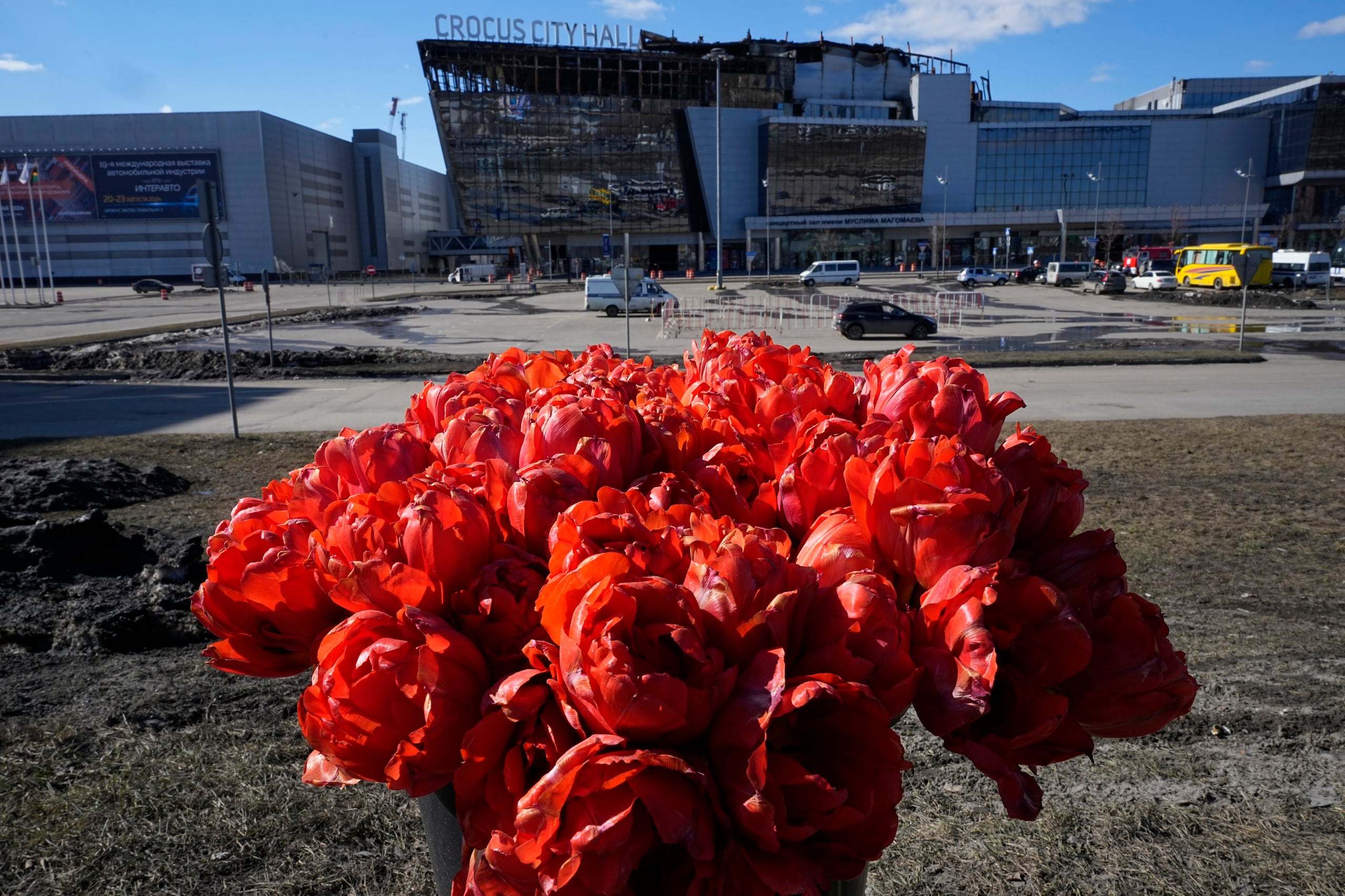 Flores colocadas frente a la sala de conciertos Crocus City Hall en las afueras al oeste de Moscú.