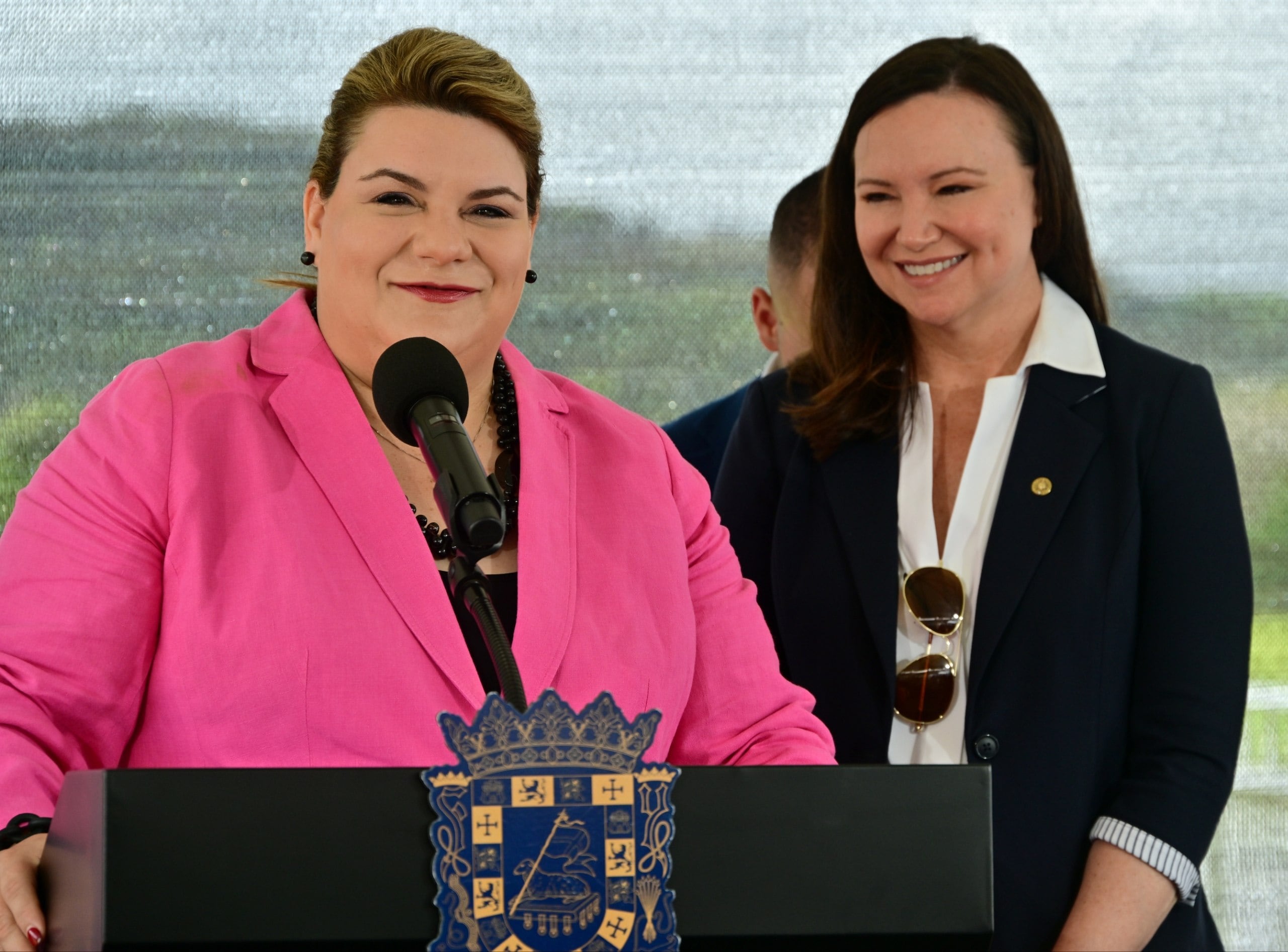 Durante la ceremonia de primera piedra de los trabajos de reconstrucción de la PR-181, la gobernadora Jenniffer González estuvo acompañada por la senadora federal Ashley Moody.