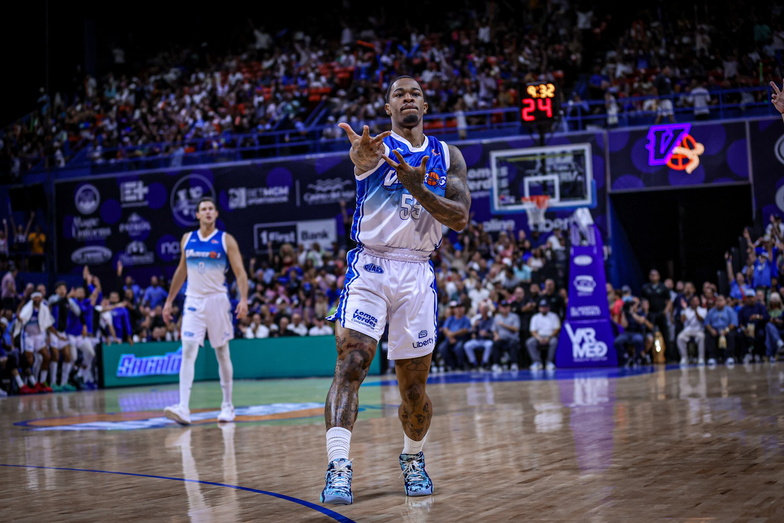 Rayjon Tucker, de los Vaqueros de Bayamón, en el tercer juego de la final del BSN contra los Leones de Ponce.