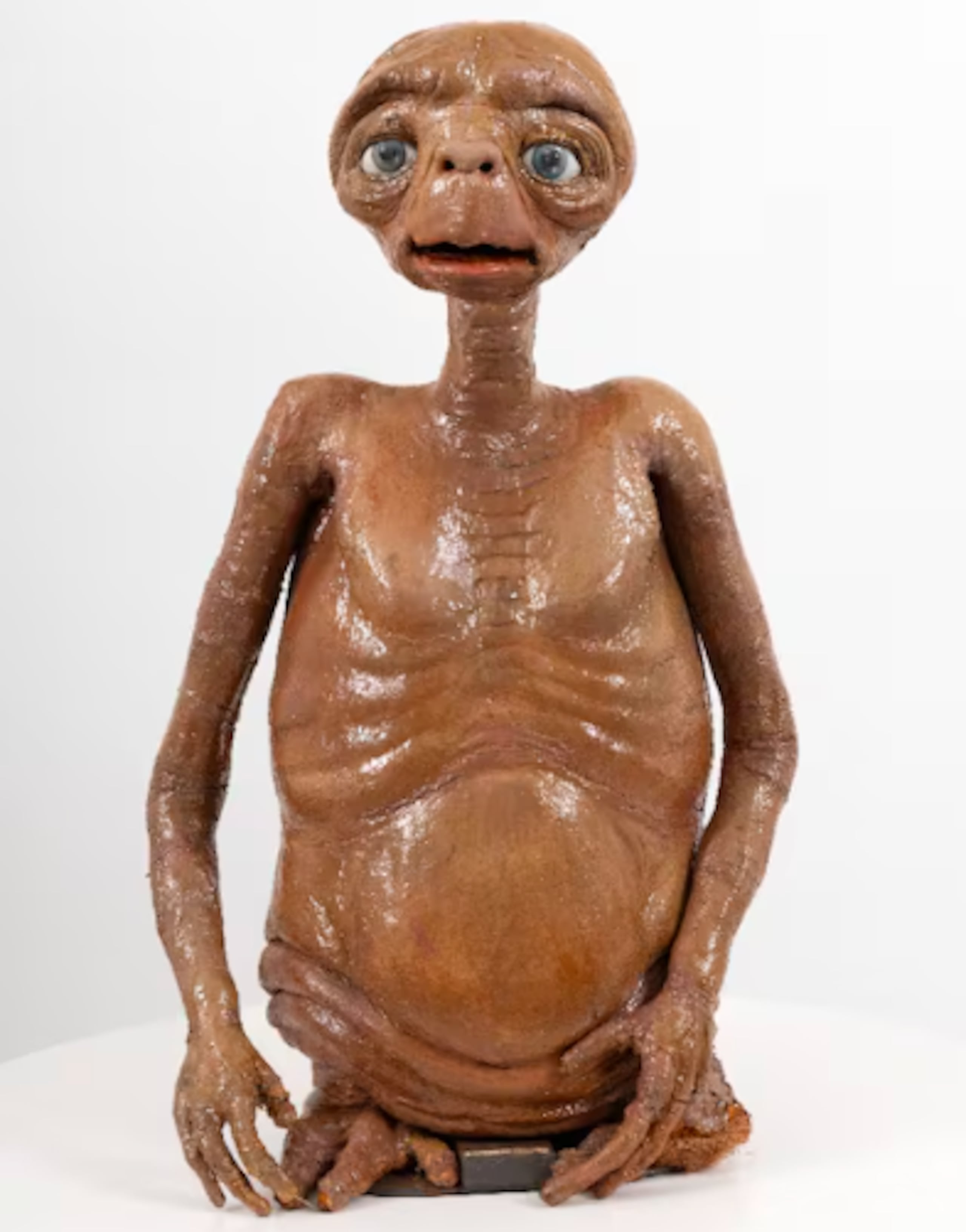 Fotografía cedida por Sotheby's de uno de los tres únicos muñecos del extraterrestre E.T. utilizados durante la realización de la película de Steven Spielberg.