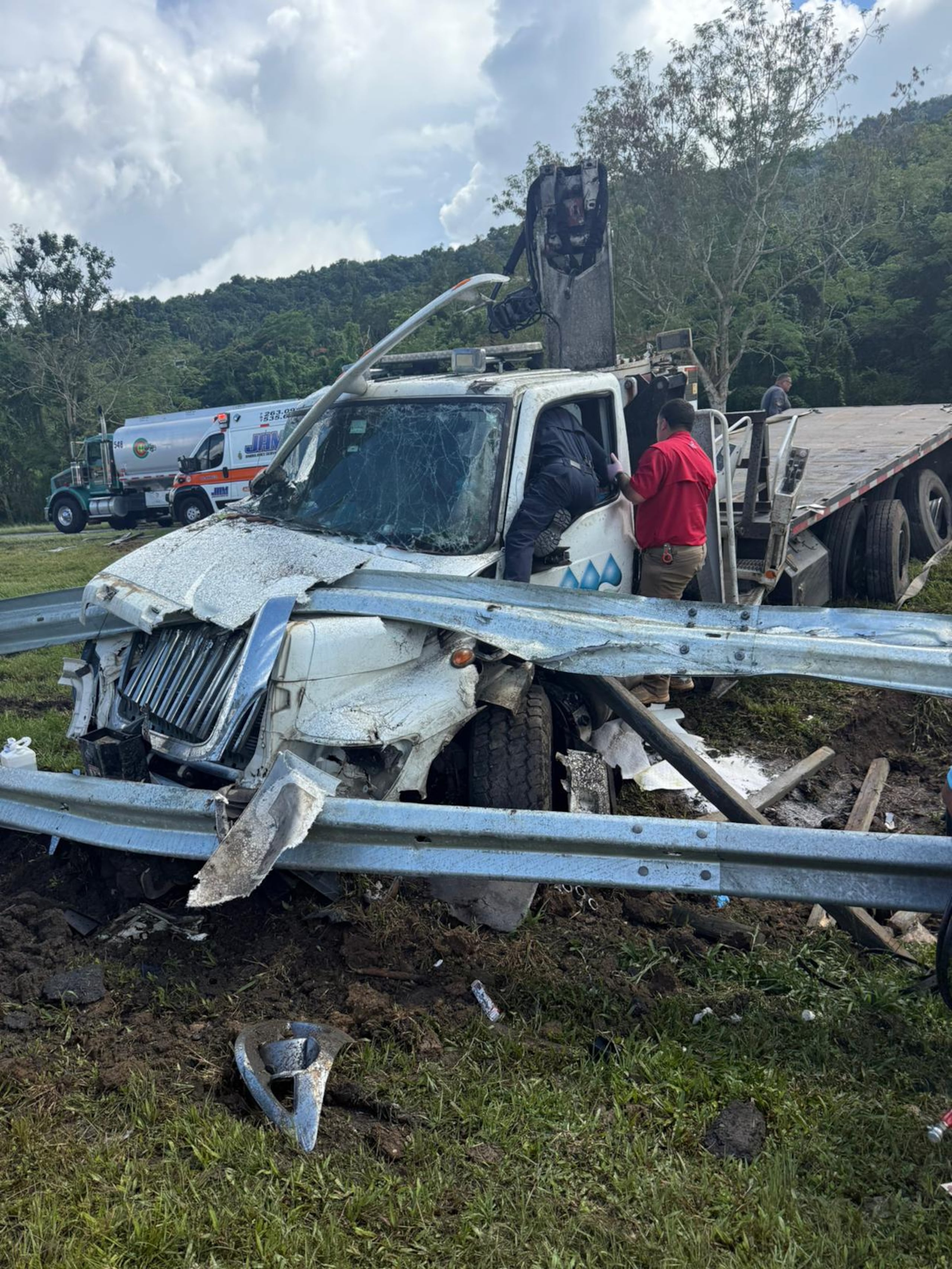 Dos empleados de la Autoridad de Acueductos y Alcantarillados resultaron lesionados tras chocar con la valla de seguridad de la autopista en Cayey.