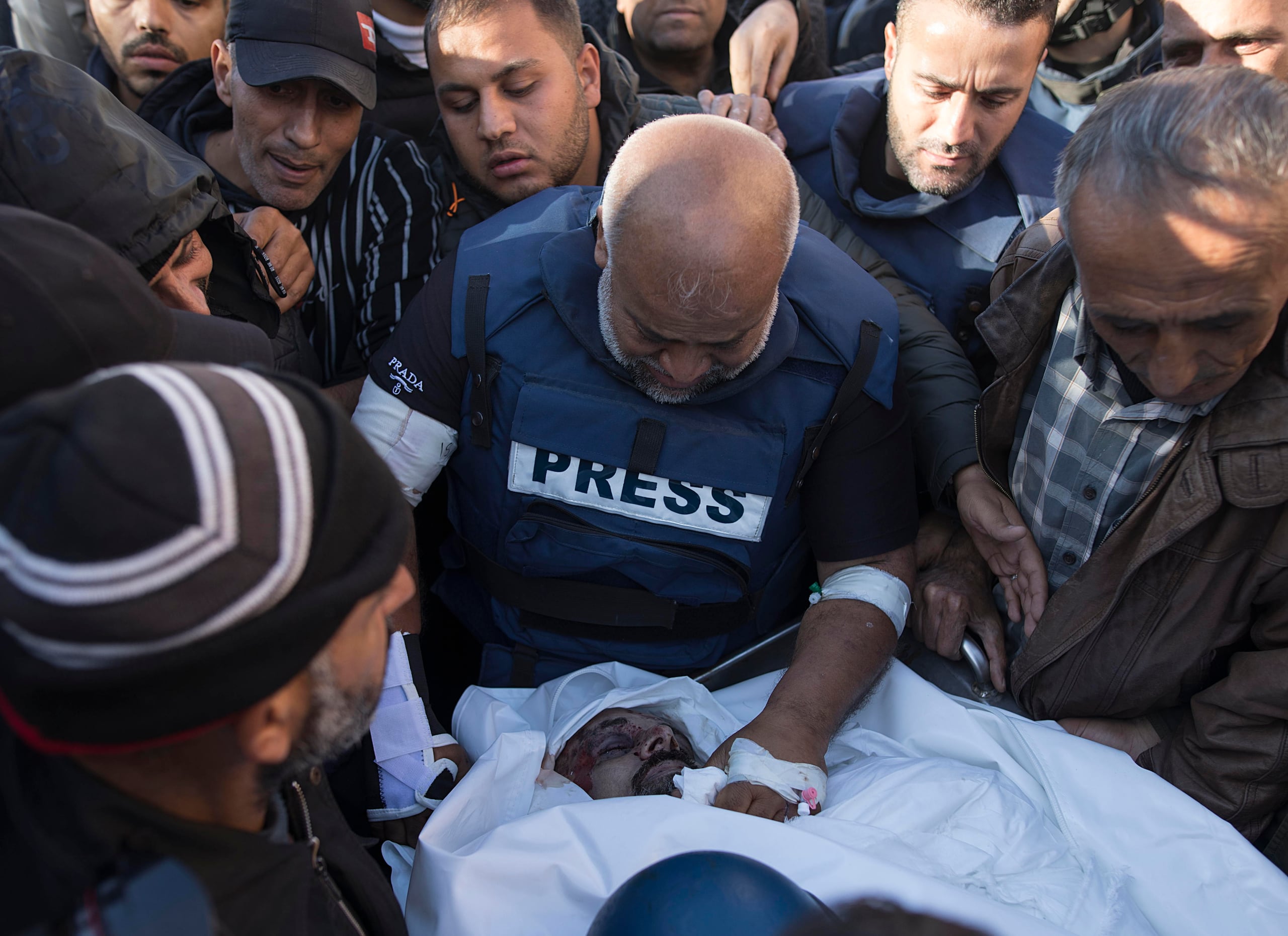 Imagen de Archivo del jefe de la corresponsalía de la televisión catarí Al Jazeera en el enclave palestino, Wael al Dahdouh en el funeral de su compañero asesinado, el cámarógrafo Samer Abu Daqqa.
EFE/EPA/HAITHAM IMAD