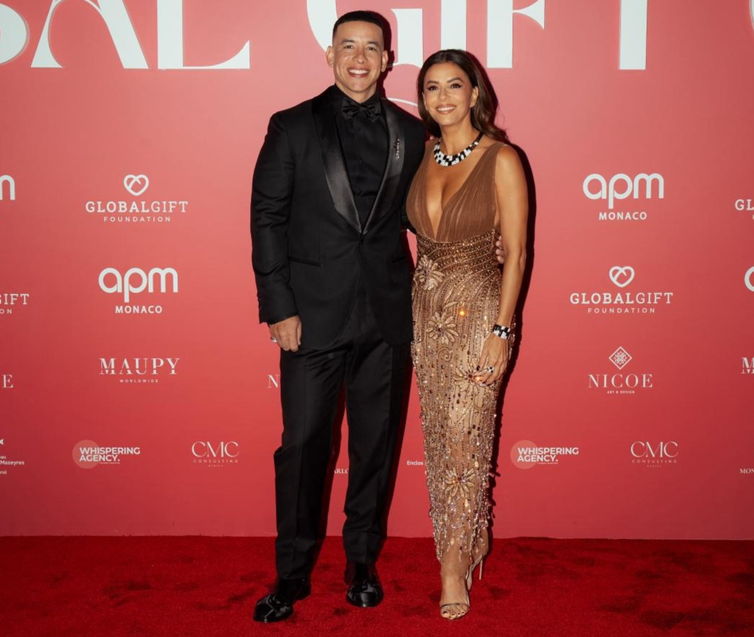 Daddy Yankee junto a la actriz Eva Longoria, madrina de la fundación