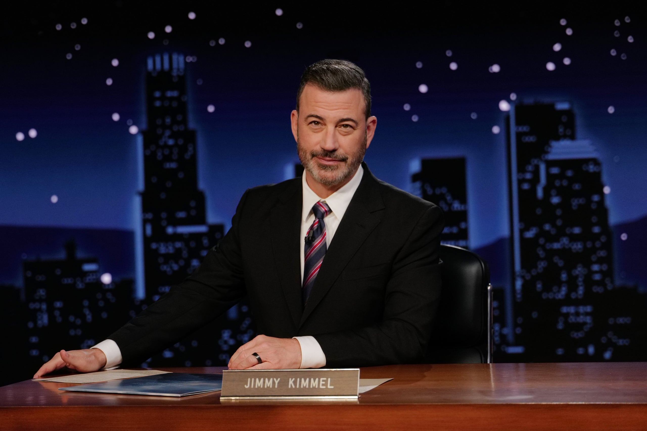 En esta imagen, distribuida por Disney, Jimmy Kimmel conduce su programa nocturno, "Jimmy Kimmel Live!", en Los Ángeles, el 23 de septiembre de 2025. (Randy Holmes/Disney via AP)