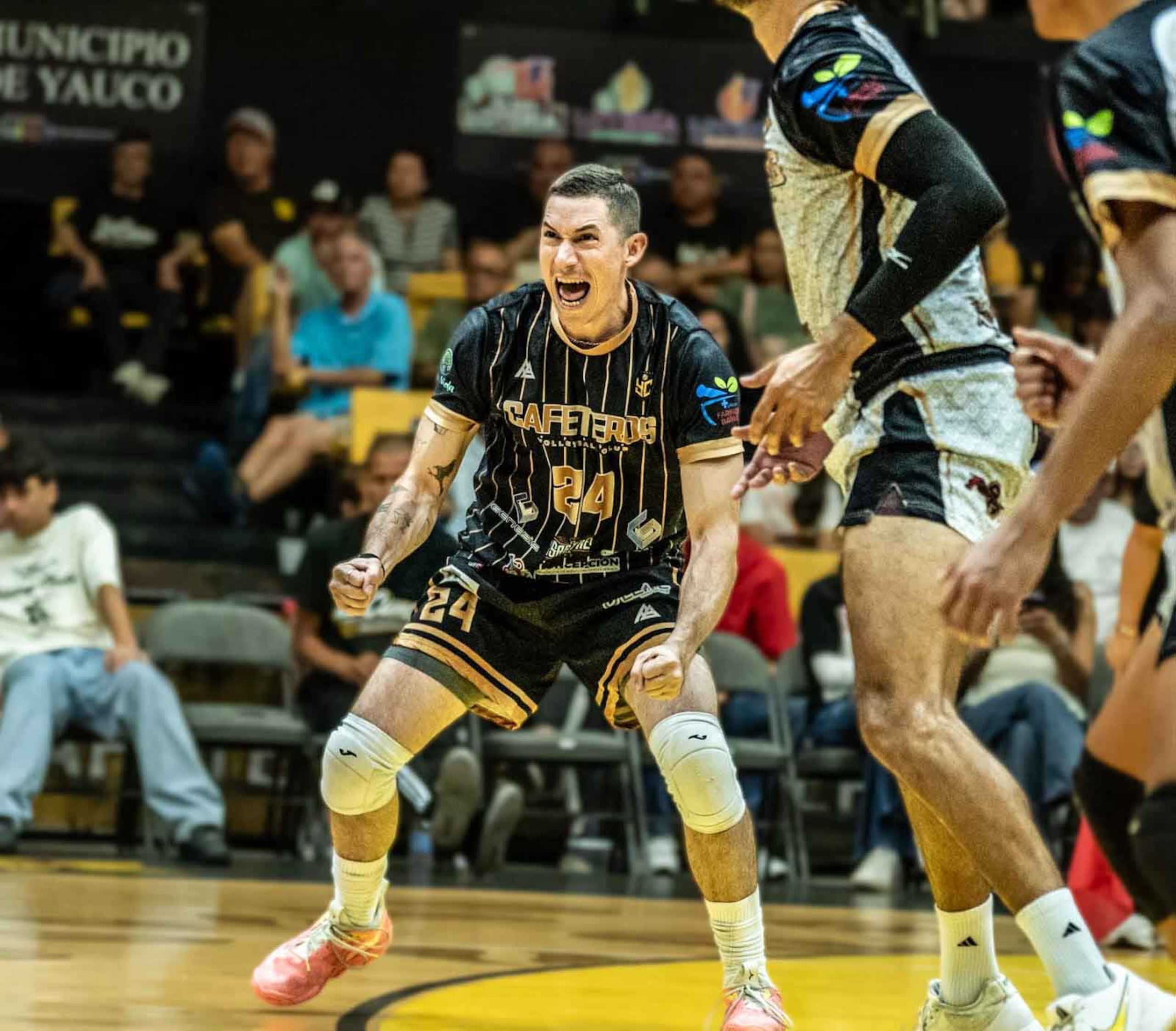 Arnel Cabrera, libero de los Cafeteros, celebra un punto.